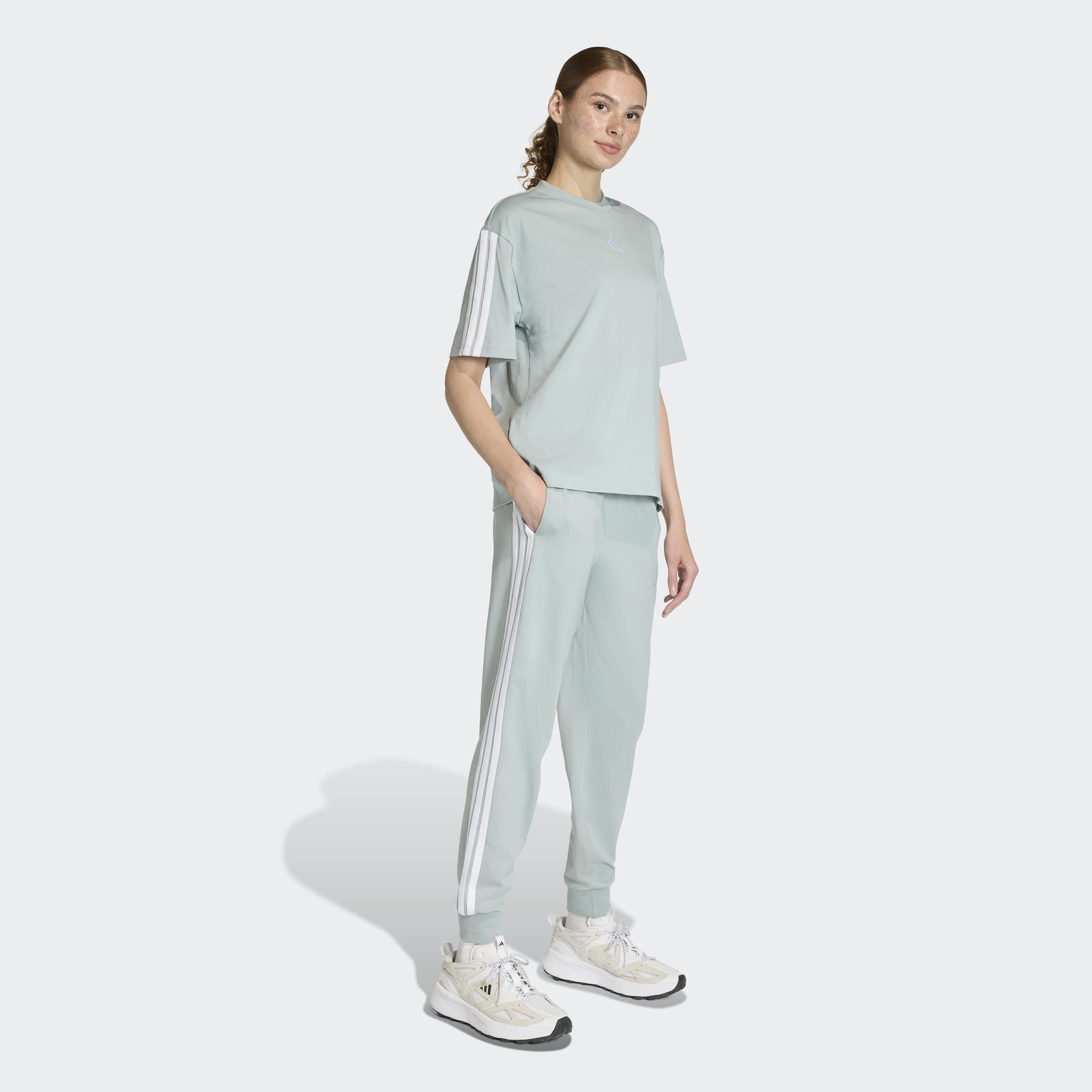 adidas Sportswear Sporthose »W 3S SJ JOGGER«  Lässig geschnitten, hoher Bund, schmal zulaufende Beinform