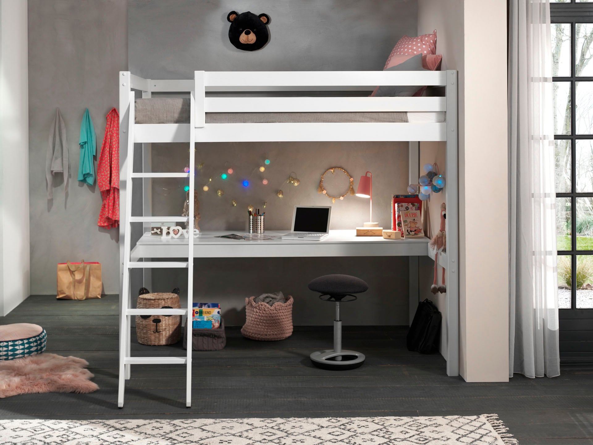 Vipack Hochbett »Pino, Kiefer massiv, sehr standfest, Made in Europe, mit Sessel«, (B/H/T ca. 209x190x215cm, mit großer Schreibplatte und Leiter), inkl. Rolllattenrost, Absturzschutz, 2 Breiten zur Auswahl
