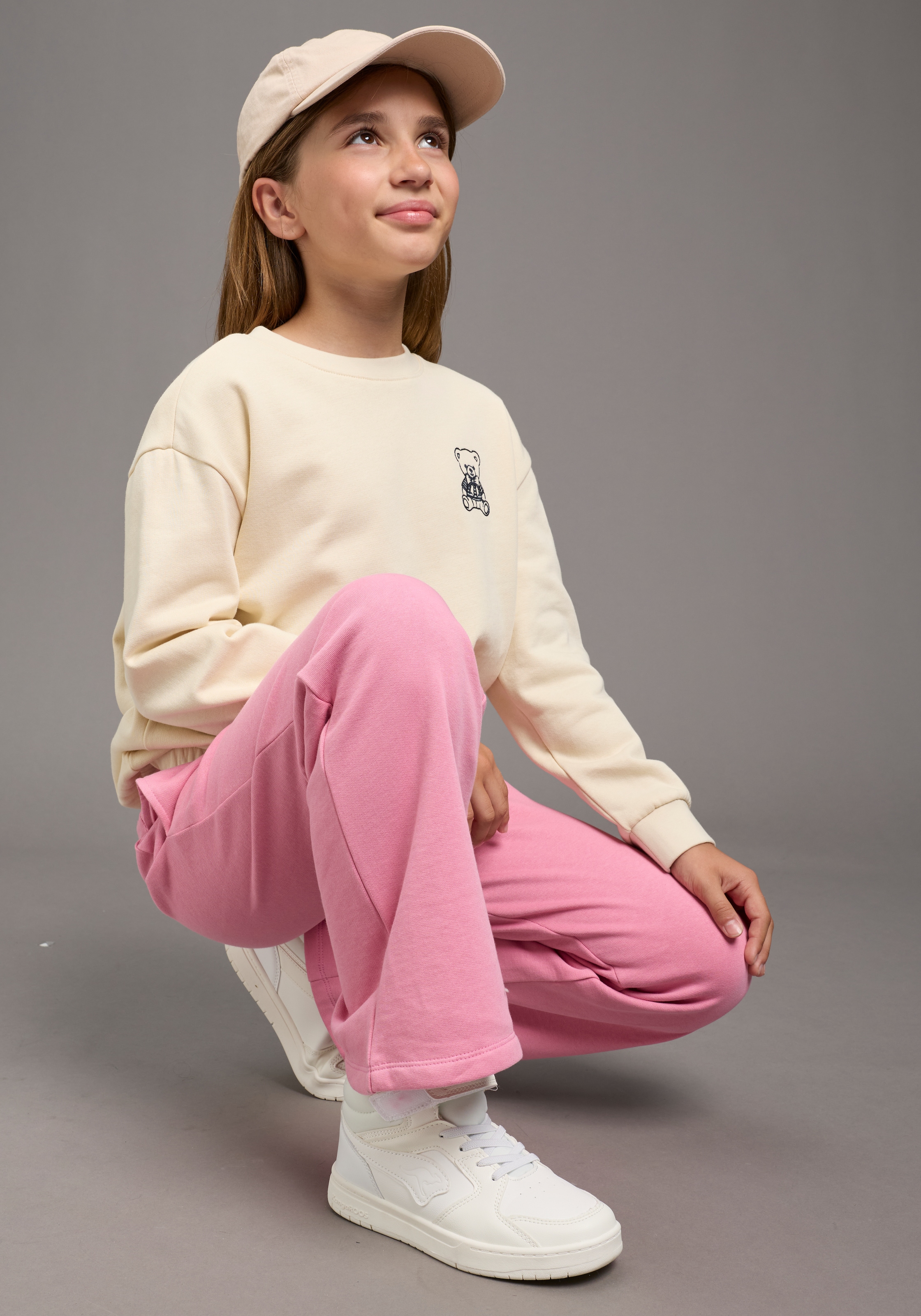 KIDSWORLD Sweatshirt »Modisches Sweatshirt mit Bär-Stickerei«, mit Rippbündchen an Ärmeln und Ausschnitt
