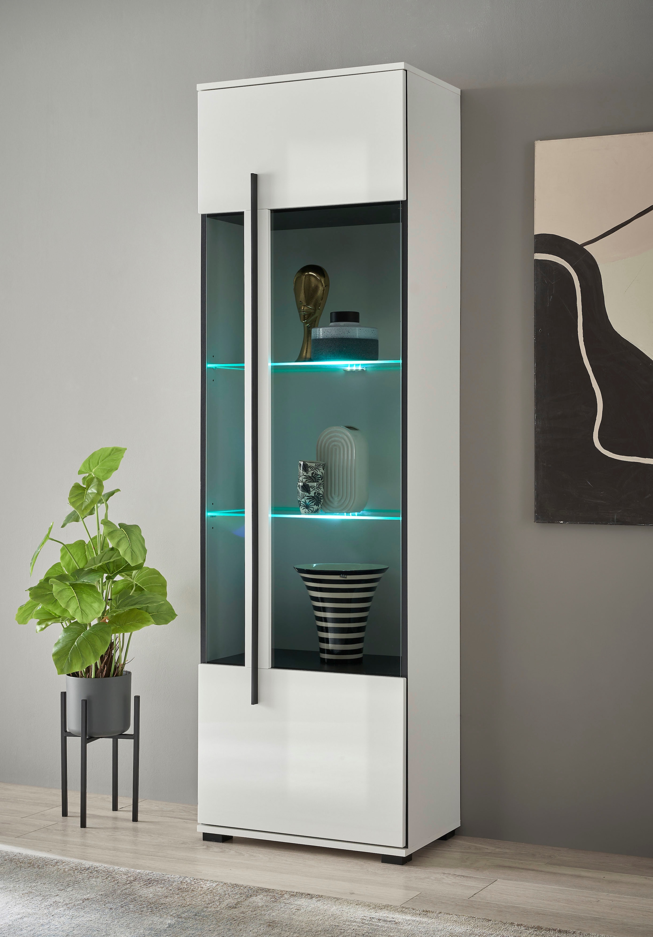 INOSIGN Vitrine »Cantara, Vitrinenschrank in Eiche Evoke oder weiß, Standvitrine«, schwarzer Stangengriff, ausreichend Stauraum, vielseitig einsetzbar