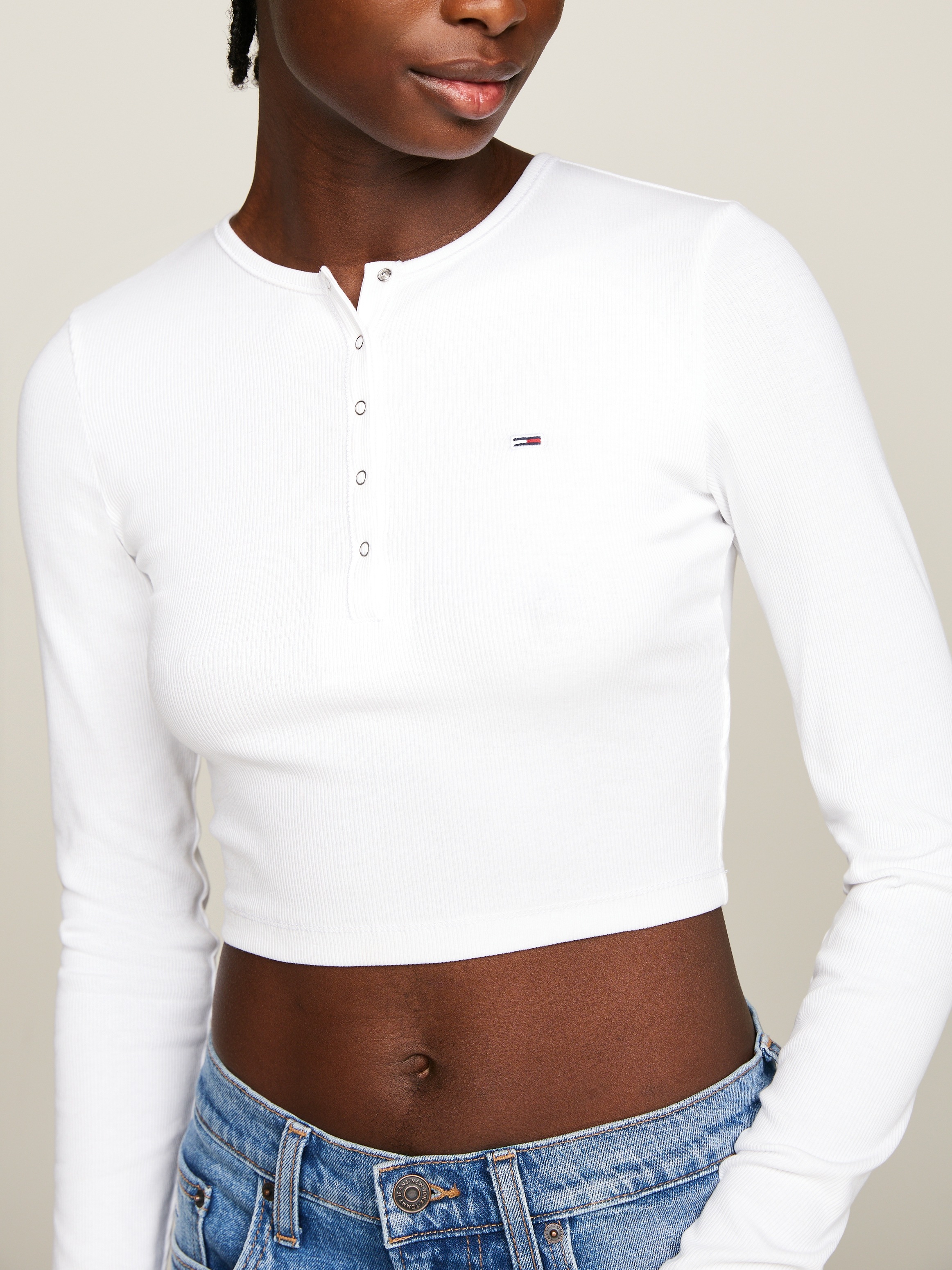 Tommy Jeans Langarmshirt »TJW CRP HENLEY TOP LS«, in modischer Cropped Form