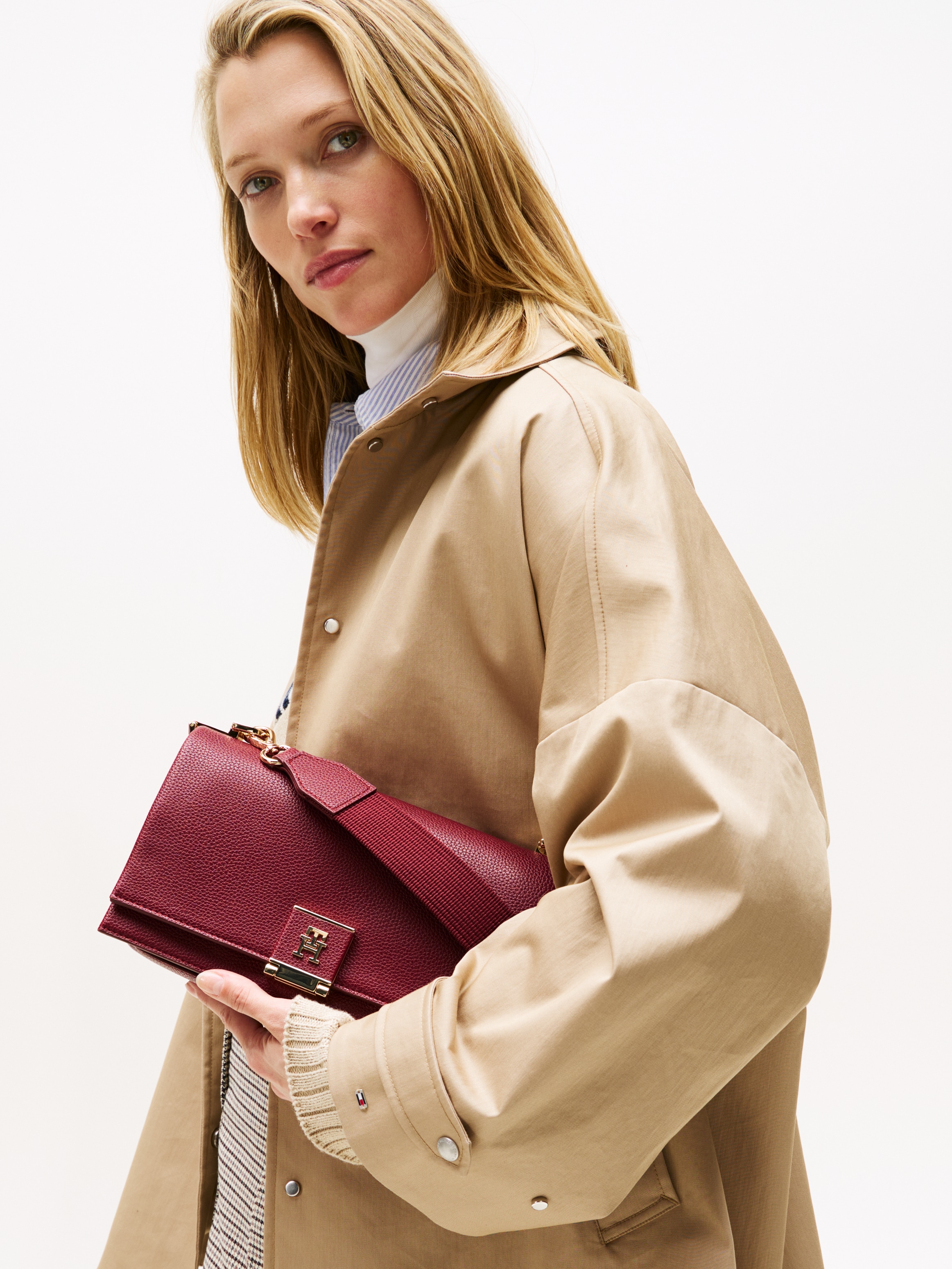 Tommy Hilfiger Umhängetasche »TH HER MED CROSSOVER« , Damen Tragetasche, Schultertasche mit goldfarbenem Steckverschluss