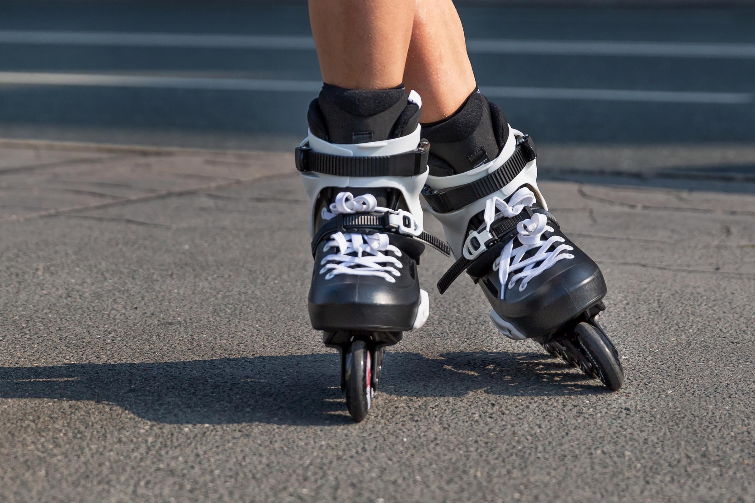 schwarze Inlineskates