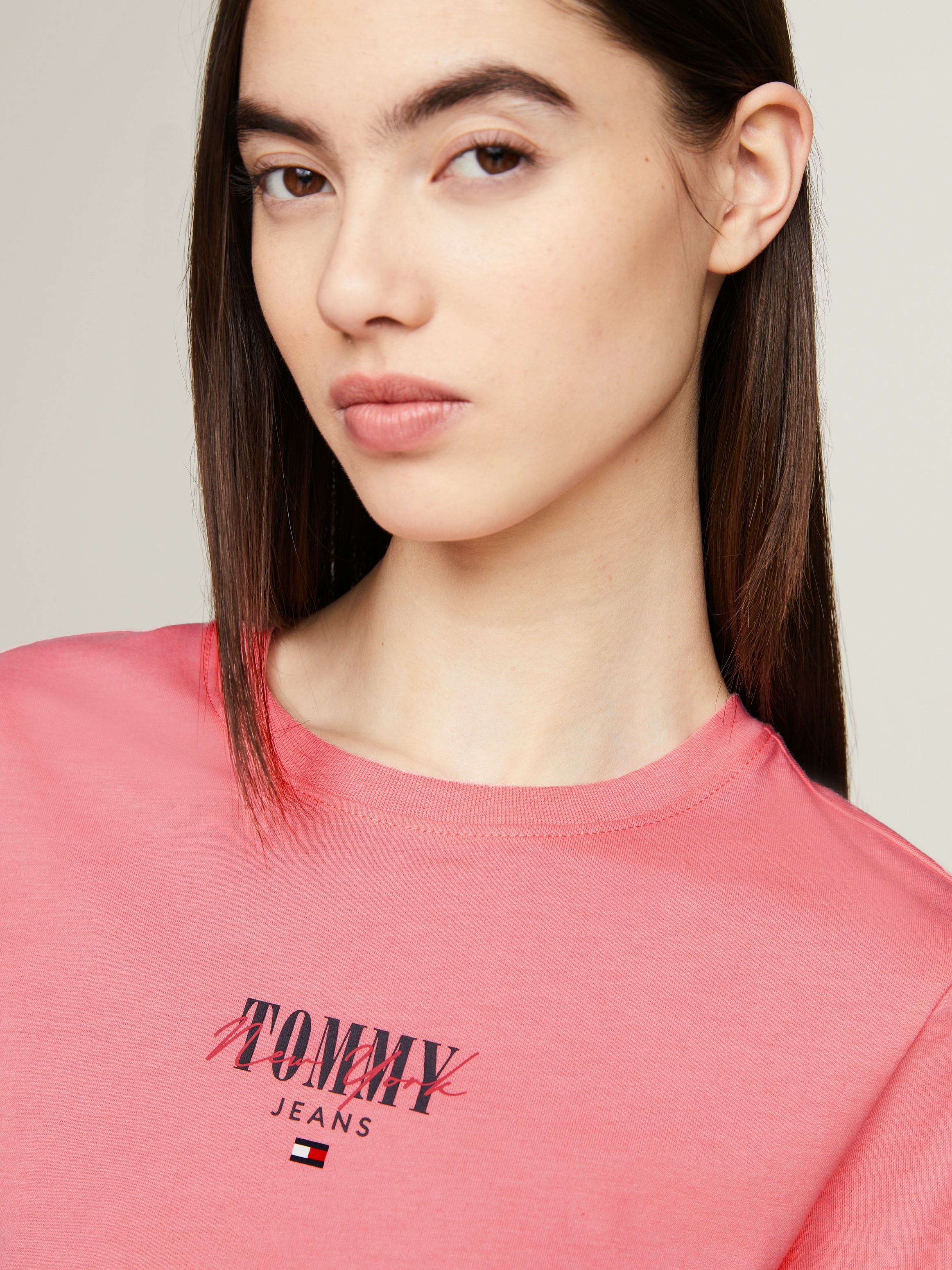 Tommy Jeans Rundhalsshirt »Rib Slim Essential Logo«, Rippshirt, feines Jersey Rippe, elastisch mit Tommy Jeans Logo