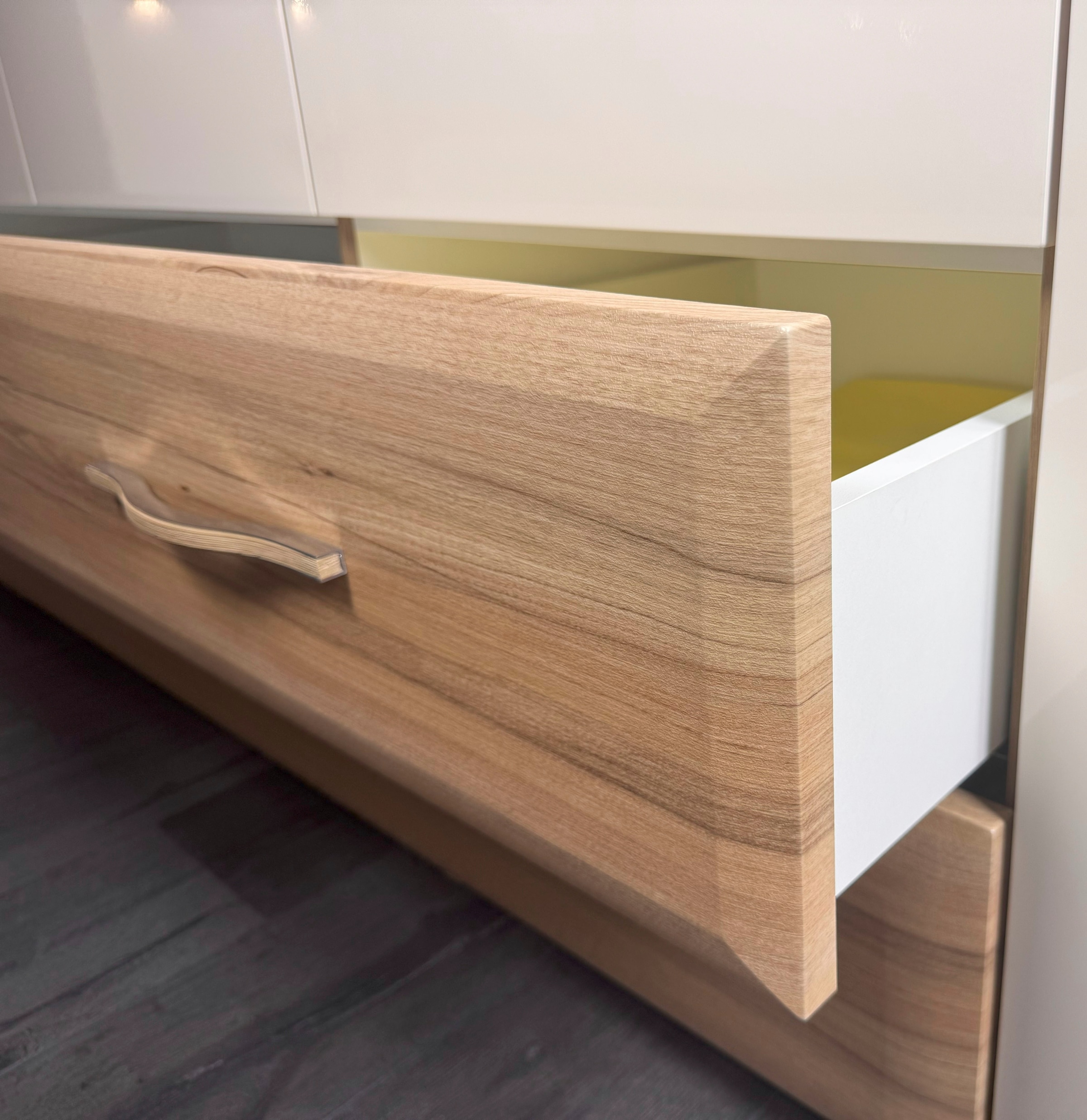 Home affaire Kleiderschrank »Gala, beige hochglänzend UV lackiert, kratzfest, FSC-zertifiziert«, (abgerundete Schubladen aus MDF im Holzdekor, soft-close), mit Beleuchtung und Passpartourahmen, hoher Schrank (224cm), 2 Breiten