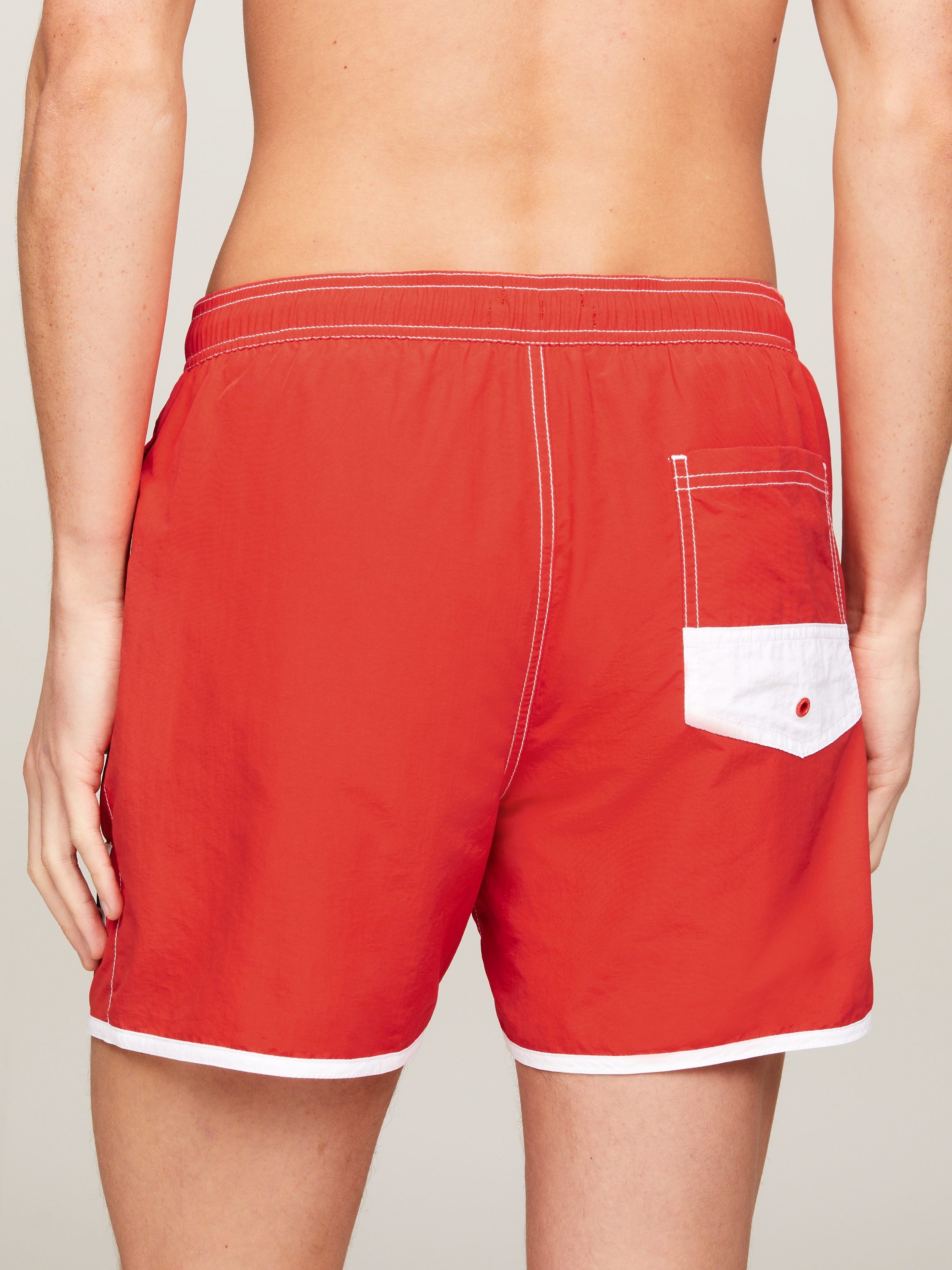 Tommy Hilfiger Swimwear Badeshorts »SF MEDIUM DRAWSTRING«, mit kontrastfarbenen Details