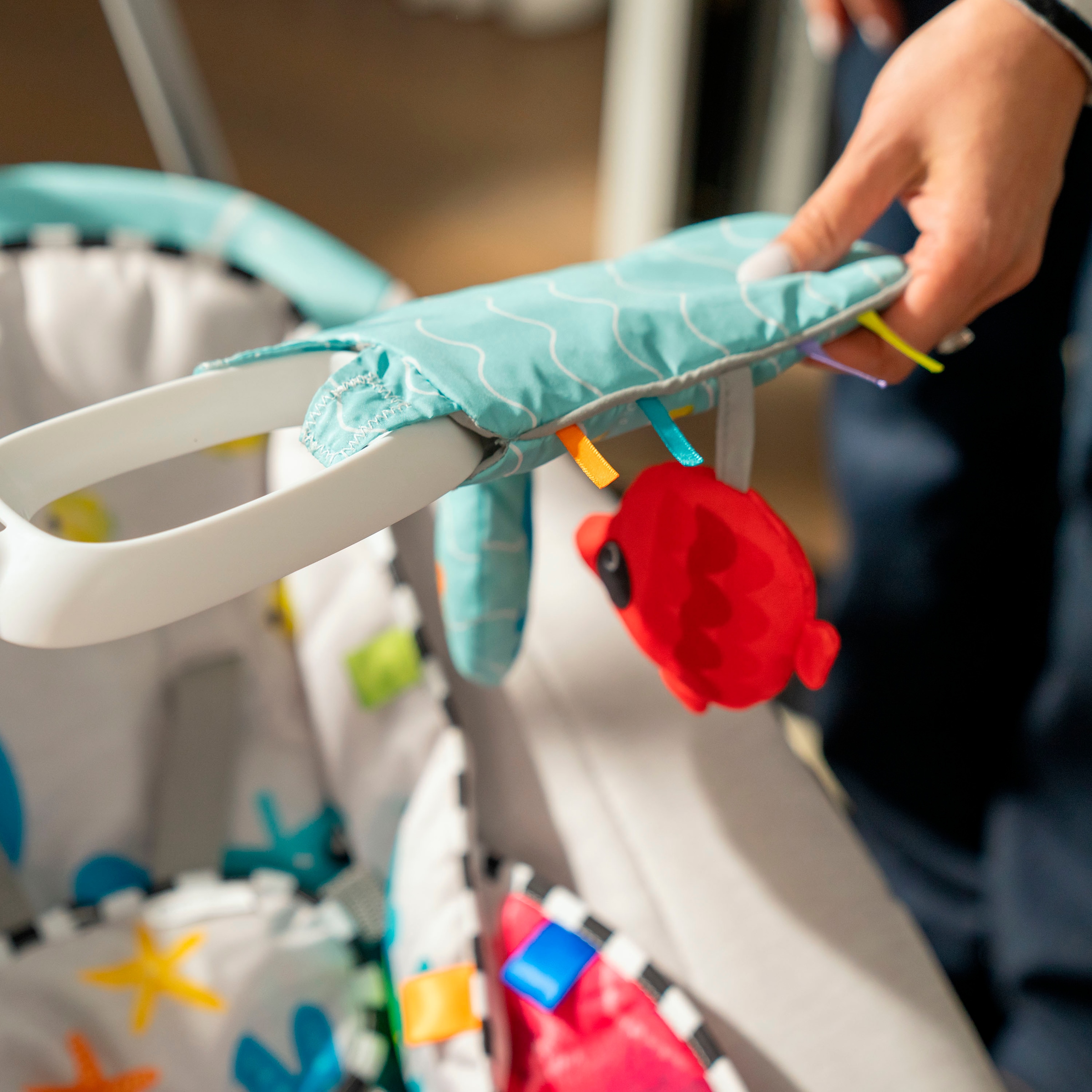 Baby Einstein Babywippe »Kick to It 4-in-1 Musical Swing & Rocker« bis 9 kg mit Sound-Effekt