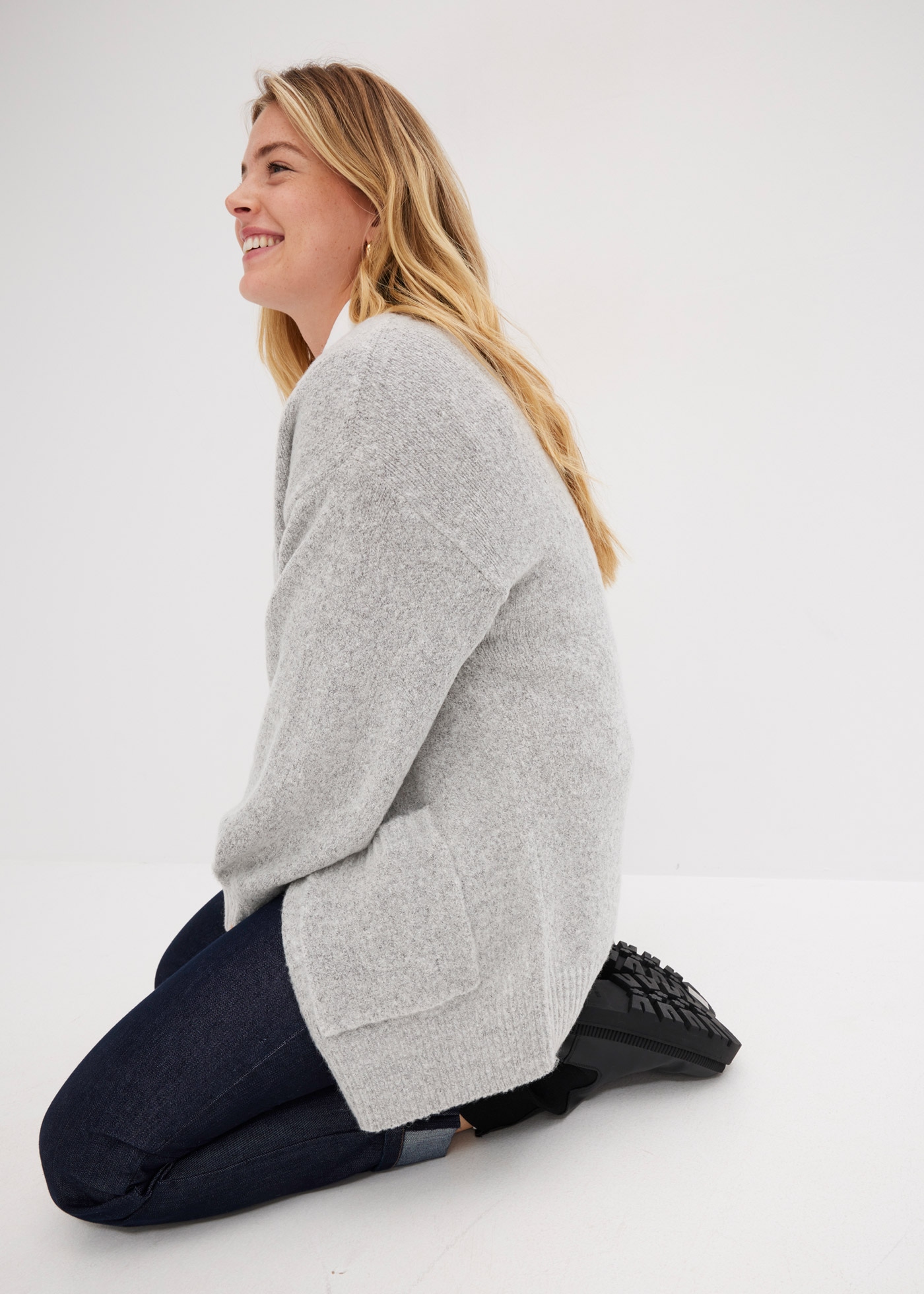 bonprix Strickjacke »Oversize-Strickjacke« Oversize-Passform, mit aufgesetzten Taschen