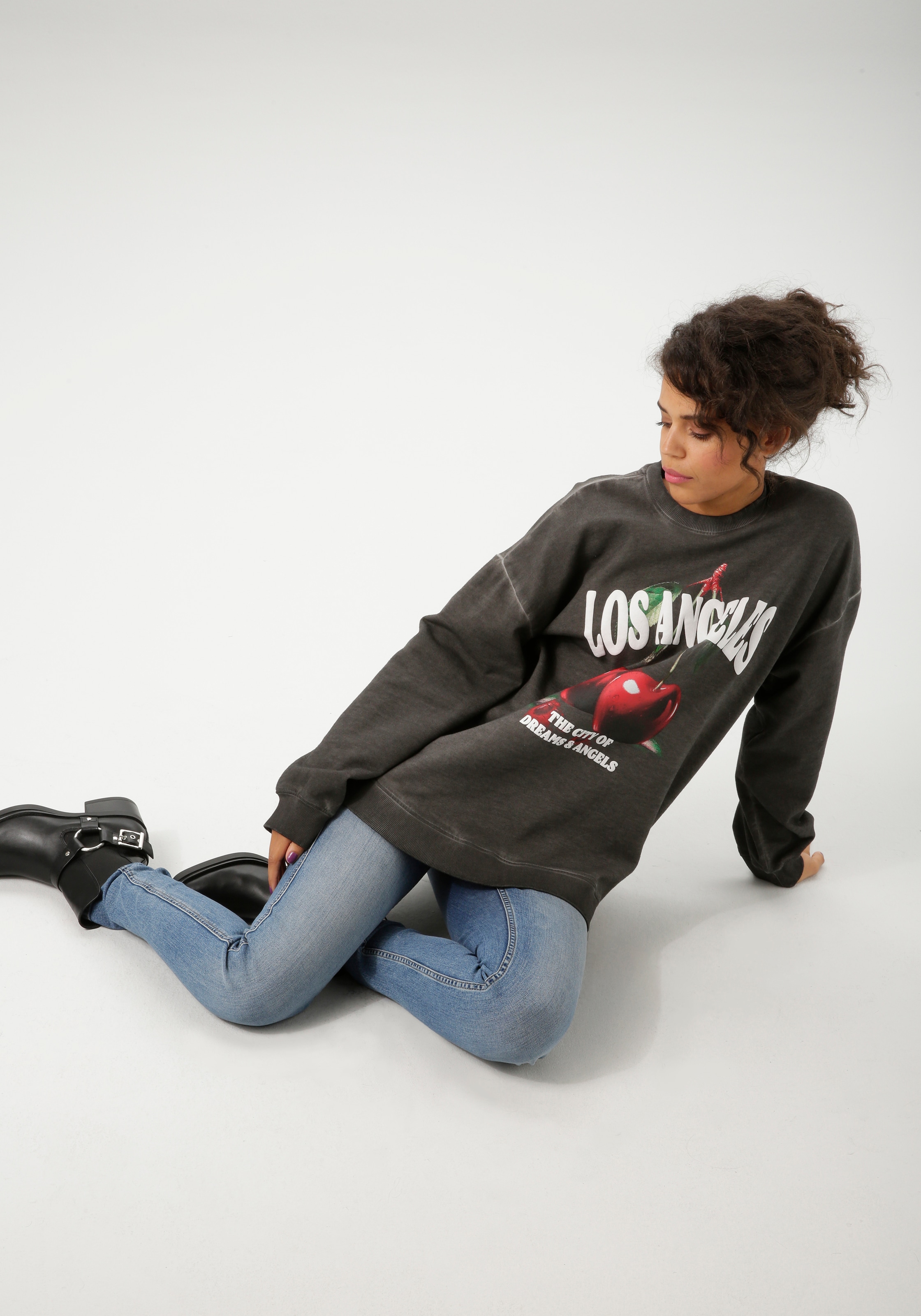 Aniston CASUAL Sweatshirt , mit knackigen Kirschen und Schriftzügen bedruckt
