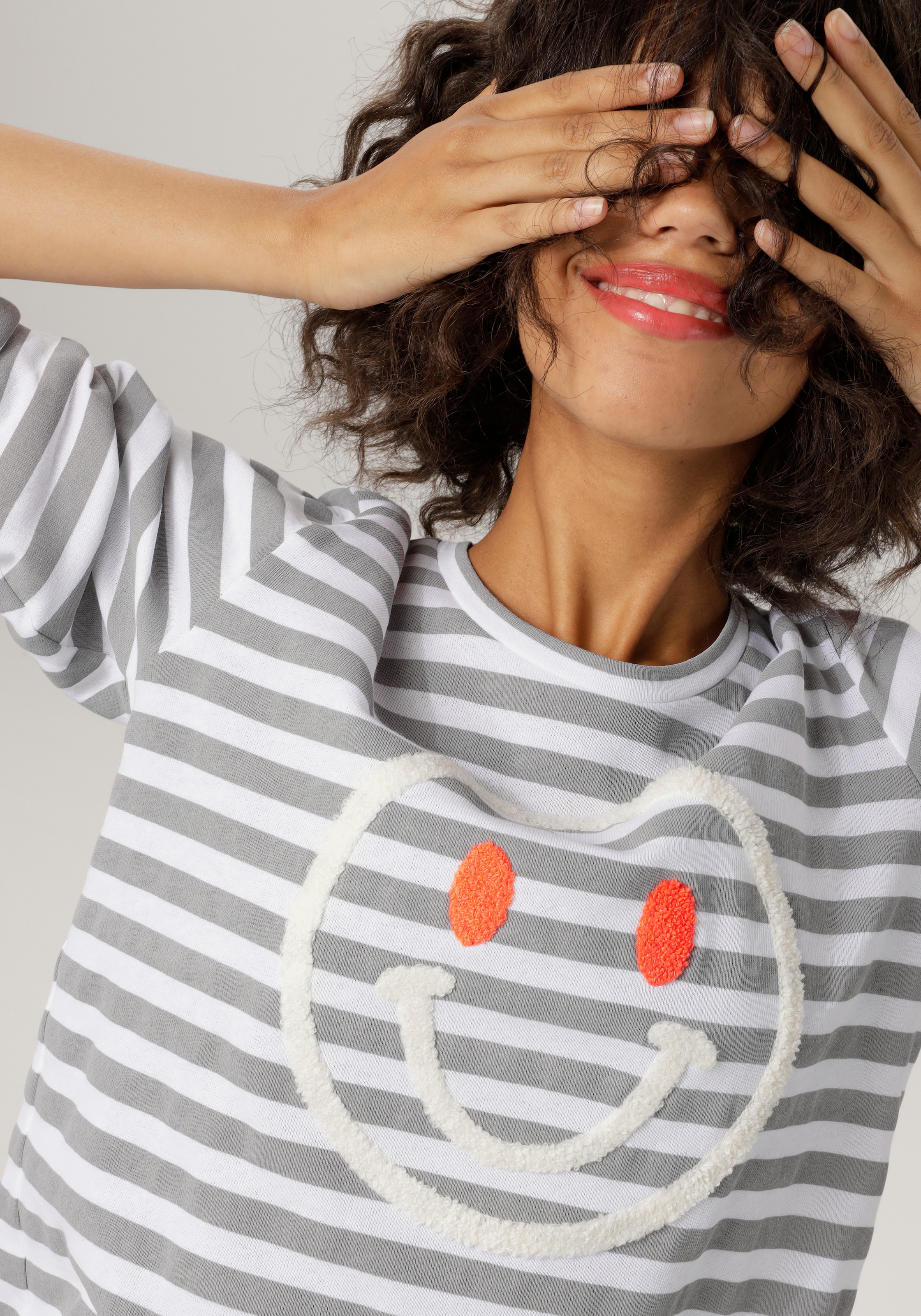 Aniston CASUAL Sweatshirt, fröhlicher Smiley-Applikation bei ♕ mit