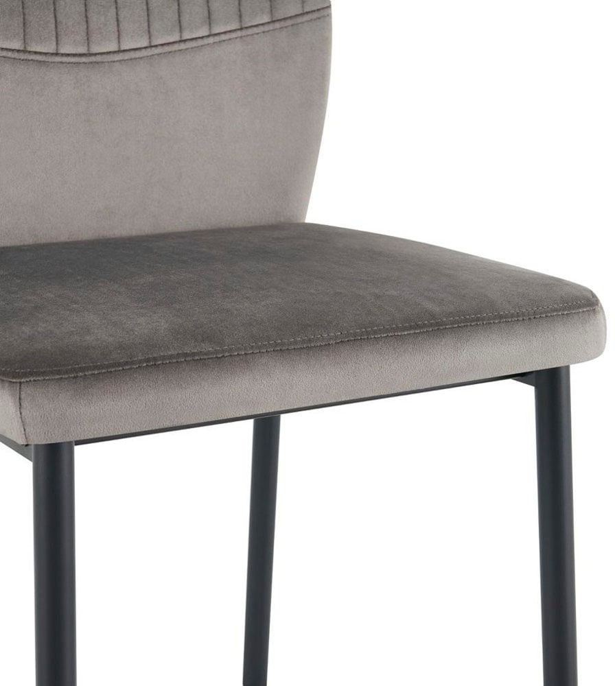 OTTO home Esszimmerstuhl »Nora, 4er-Set« (Set) 4 Stk.moderne Samtstühle mit Kontrastnähten und schwarzem Metallgestell
