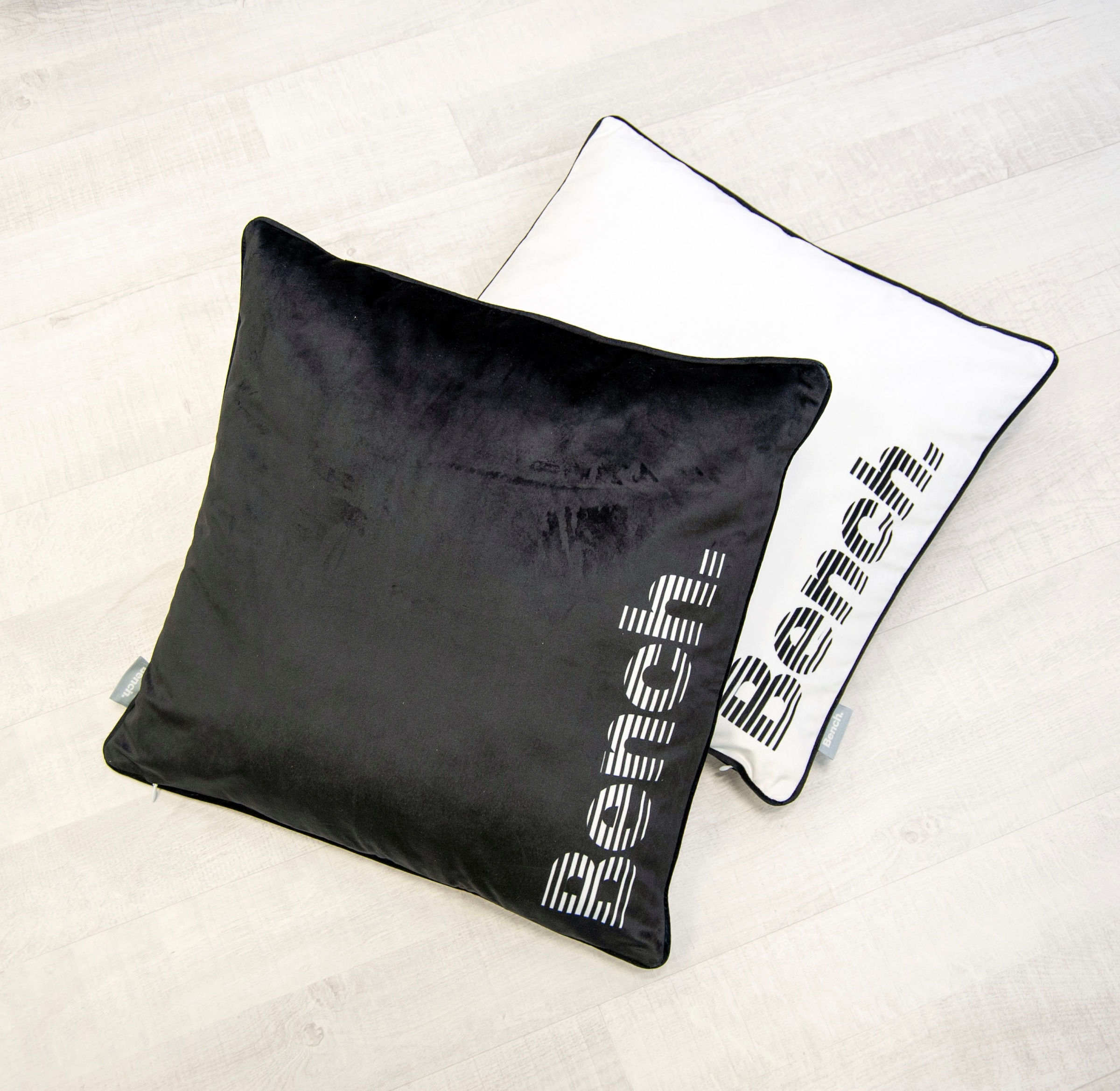 Bench. Dekokissen "Bench" Kissenhülle mit Wendemotiv und Rundum-Paspel