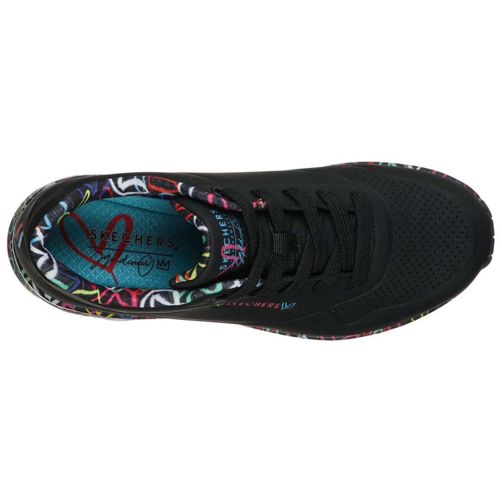 Skechers Wedgesneaker »UNO-LOVING LOVE«, mit coolem Graffiti-Print, Freizeitschuh, Halbschuh, Schnürschuh