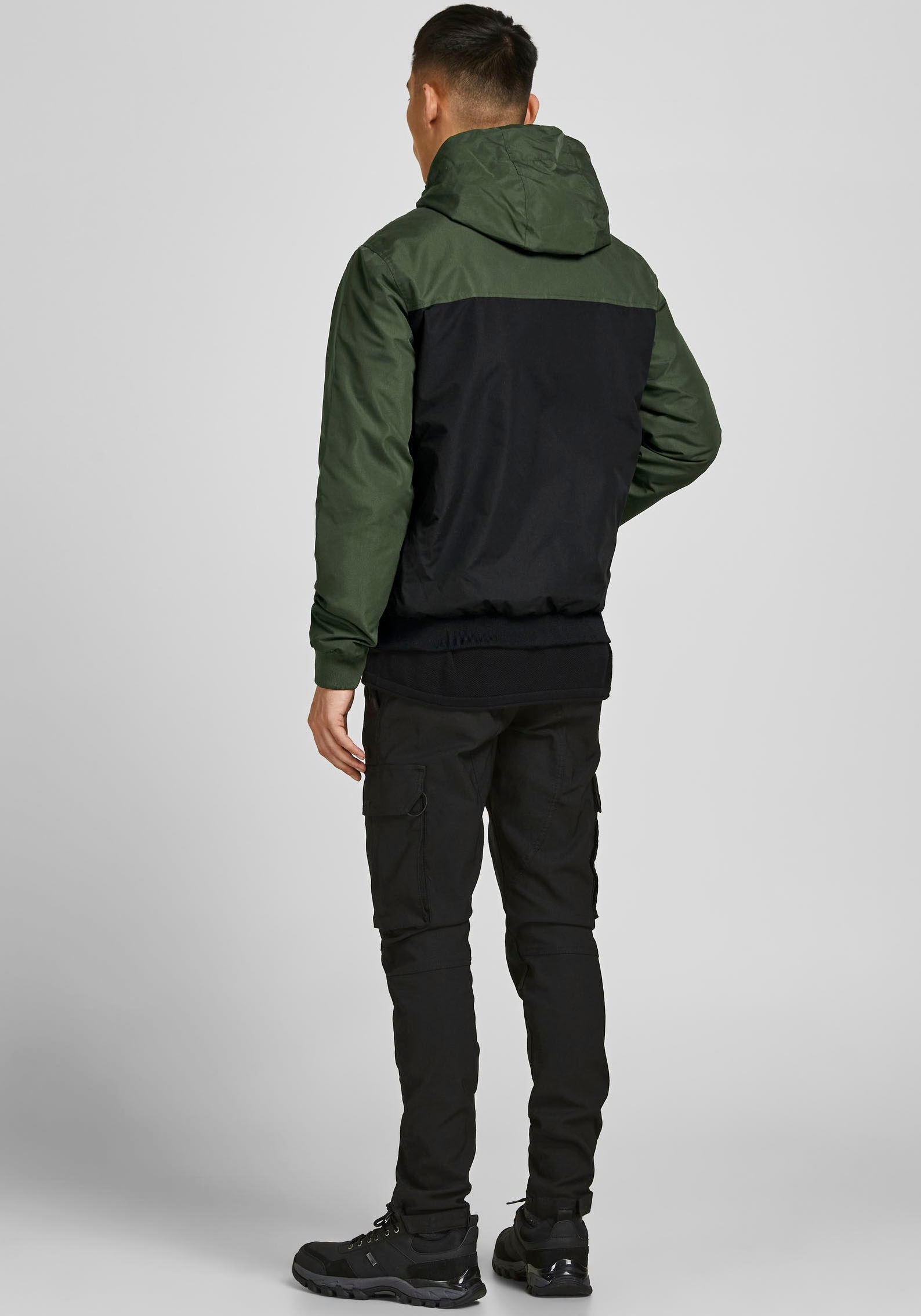 Jack & Jones Windbreaker »JJERUSH Leichte Jacke mit Windschutz,Futter und Kontrastdetails«, mit Kapuze, colorblocking, slim fit, Kapuze, Polyester
