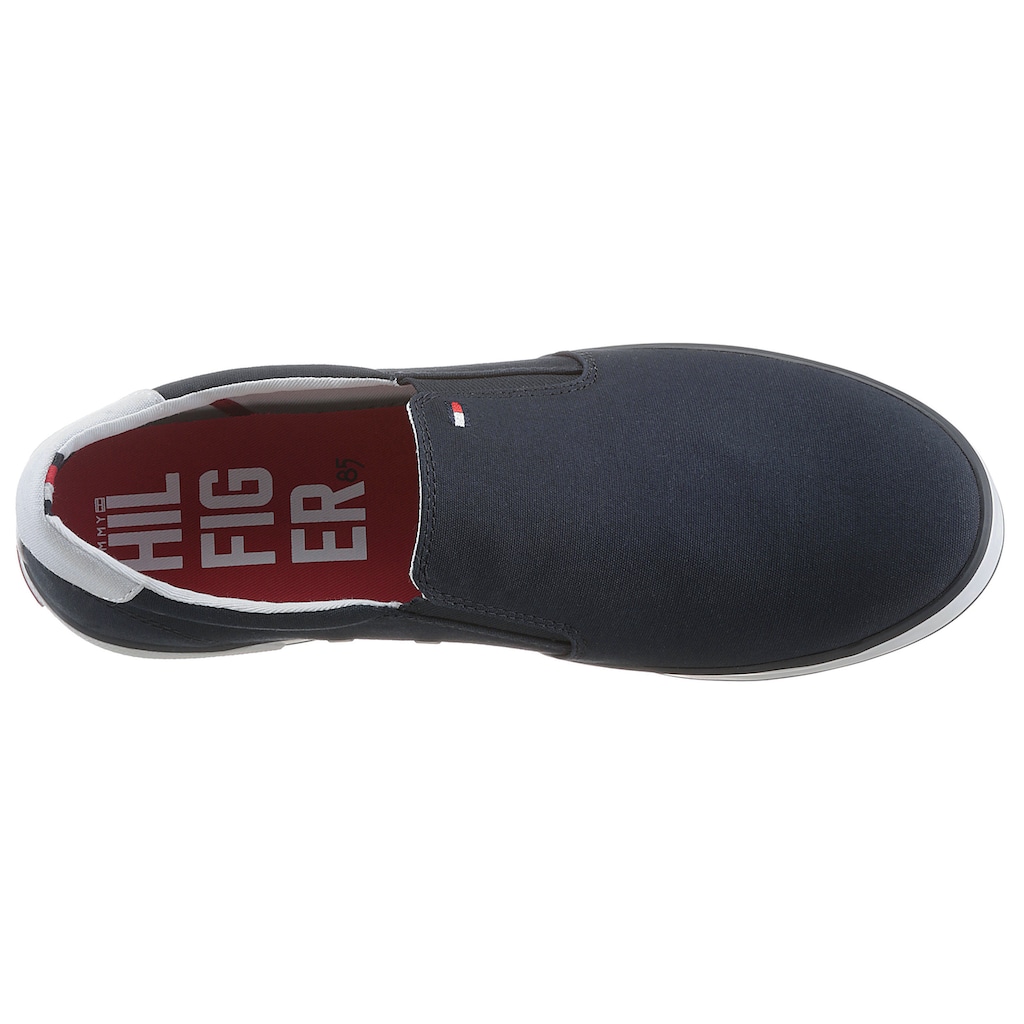 Tommy Hilfiger Slip-On Sneaker »ICONIC SLIP ON SNEAKER«, Slipper, Freizeitschuh, Halbschuh mit seitlichen Stretcheinsätzen