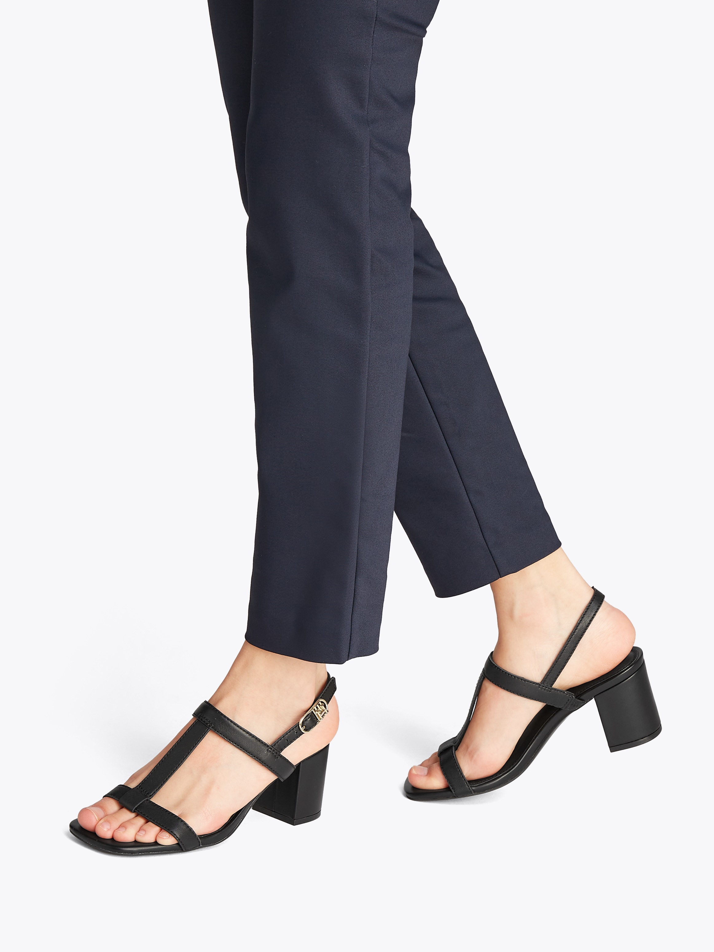 Tommy Hilfiger Sandalette »LEATHER BLOCK HEEL SANDAL«, Abendschuh, Partyschuh mit verstellbarer Schnalle, schmale Form