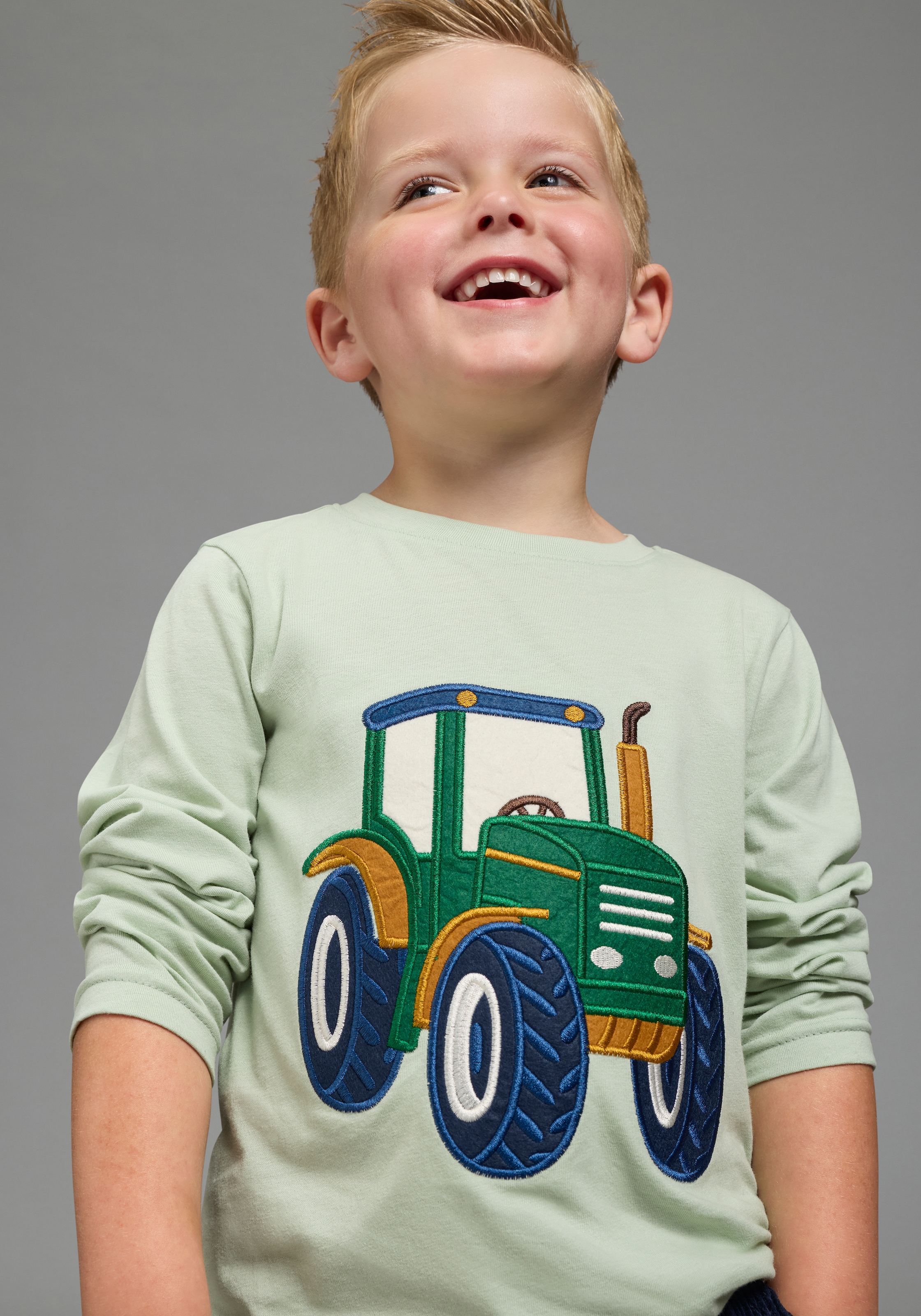 KIDSWORLD Langarmshirt »Shirt mit großer Traktor Frottee-Applikation« hüftlange Basic-Passform, Langarm, modischer Stil