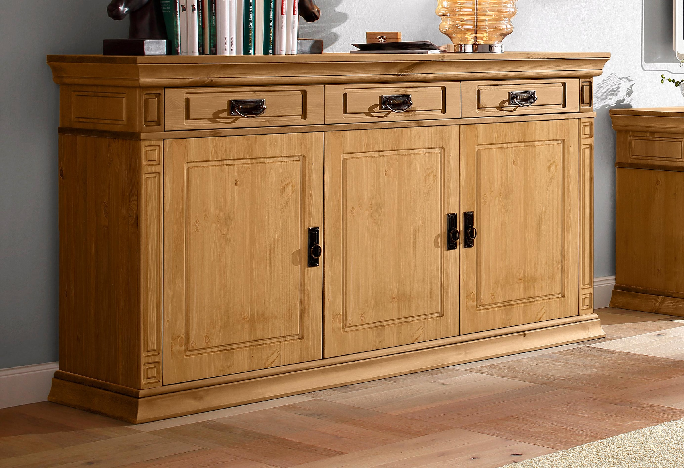 OTTO home Sideboard "Vinales, kommode 3 Schubläden, 3 Türen, 2 Einlegeböden" B/T/H: 155/39/83 cm, Messinggriffe im Jugendstil, Zierleiste und eleganter Sockel