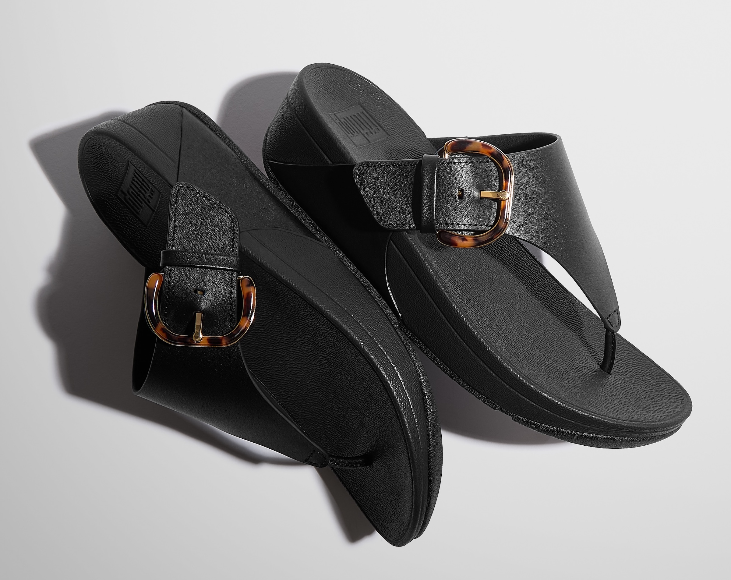 Fitflop Zehentrenner »LULU RESIN-BUCKLE LEATHER TOE-POST SANDALS«, Pantolette, Slides, Flats mit verstellbarer Schnalle