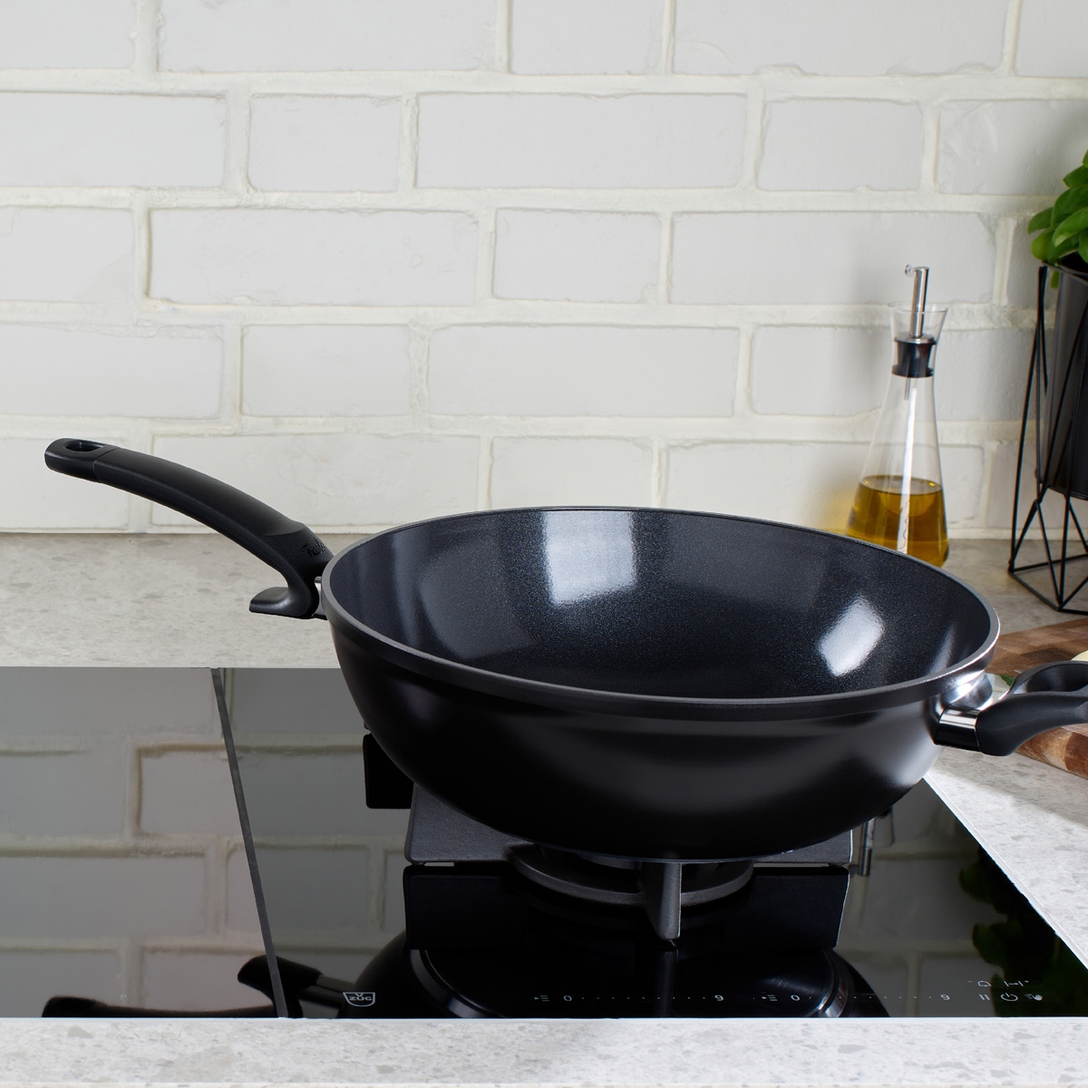 Fissler Wok »Ceratal® Orbit Black« Aluminium 1 Stk. tlg. gesünderes Kochen mit Antihaft-Effekt, hergestellt ohne PFAS/PTFE