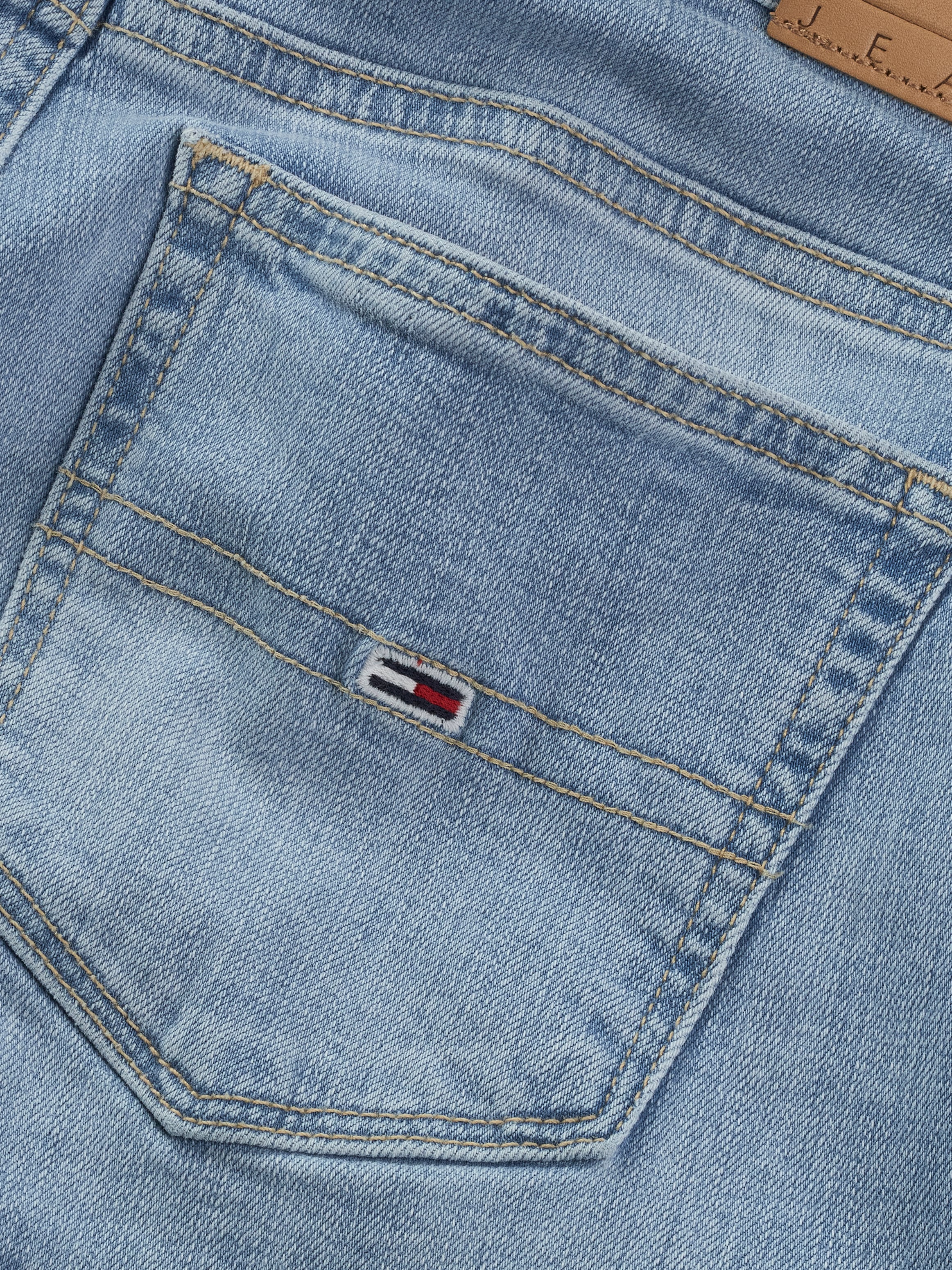 Tommy Jeans Shorts »NORA SHORT BI8219«, mit Logo-Bage, in blauer Waschung