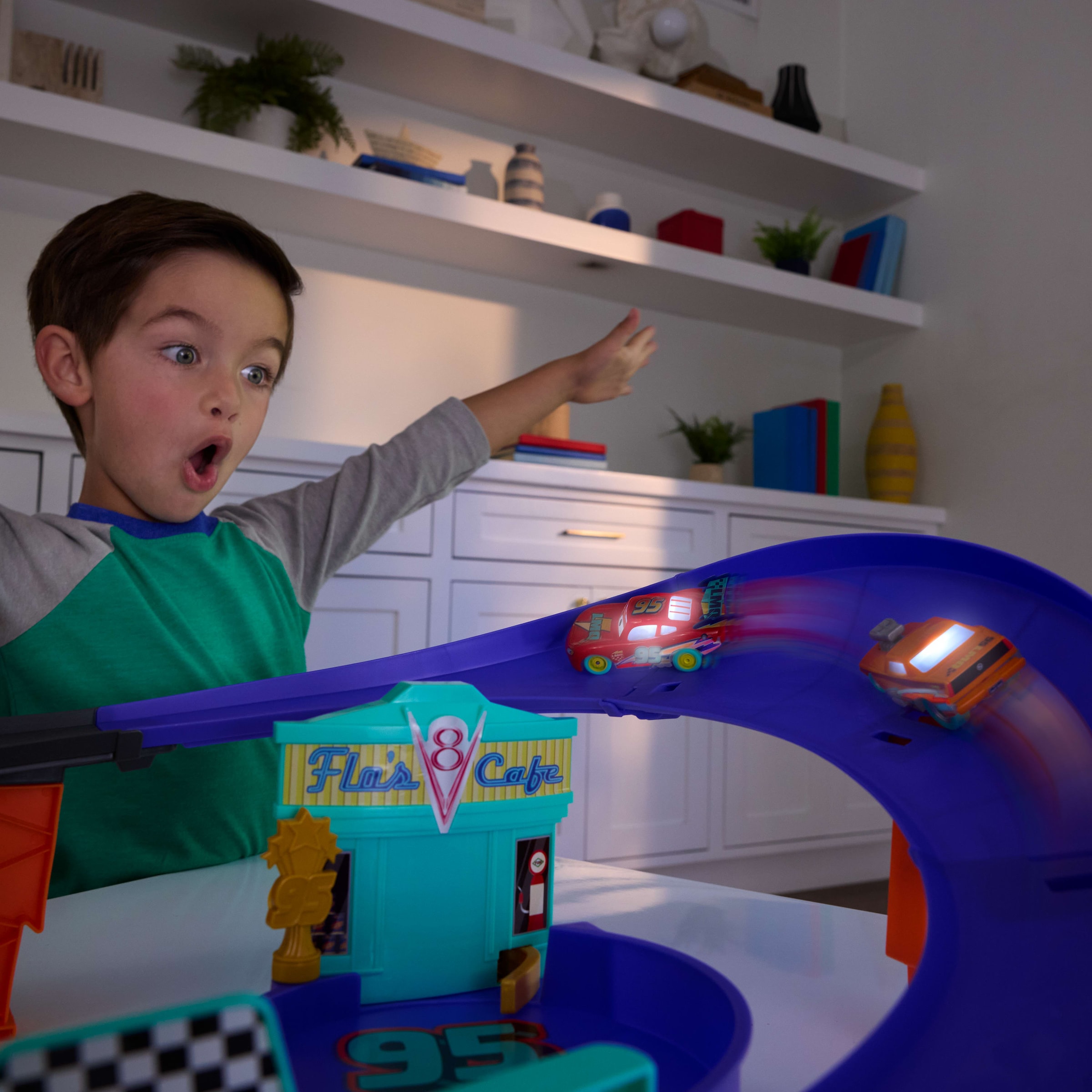 Mattel® Autorennbahn »Disney Pixar Cars, Lightning McQueen Celebration Rennstrecke« Inklusive Fahrzeug mit Licht