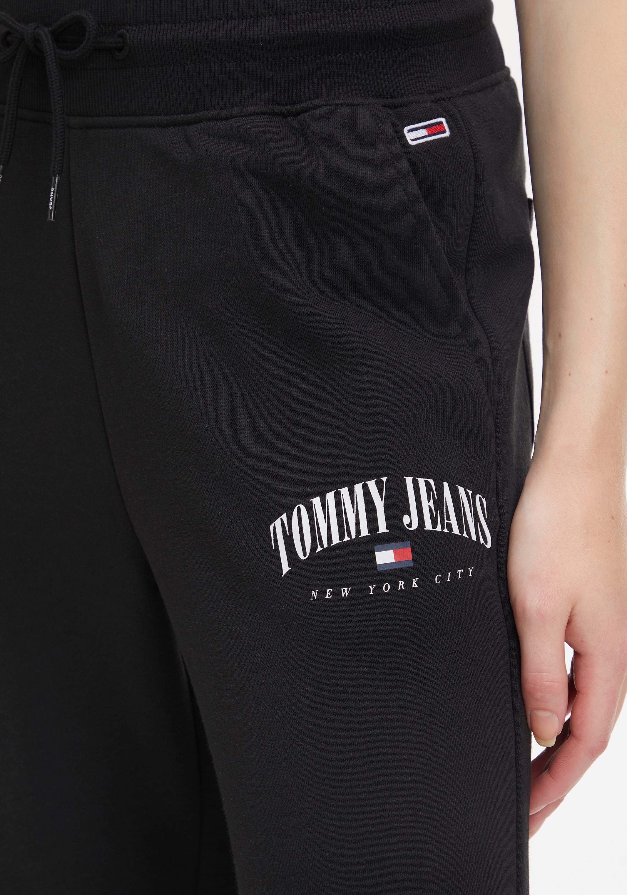 Tommy Jeans Jogginghose »TJW LALA SLIM SWEATPANT« in 4-Pocket Form &amp; mit Tommy Jeans Logo-Druck CB12221