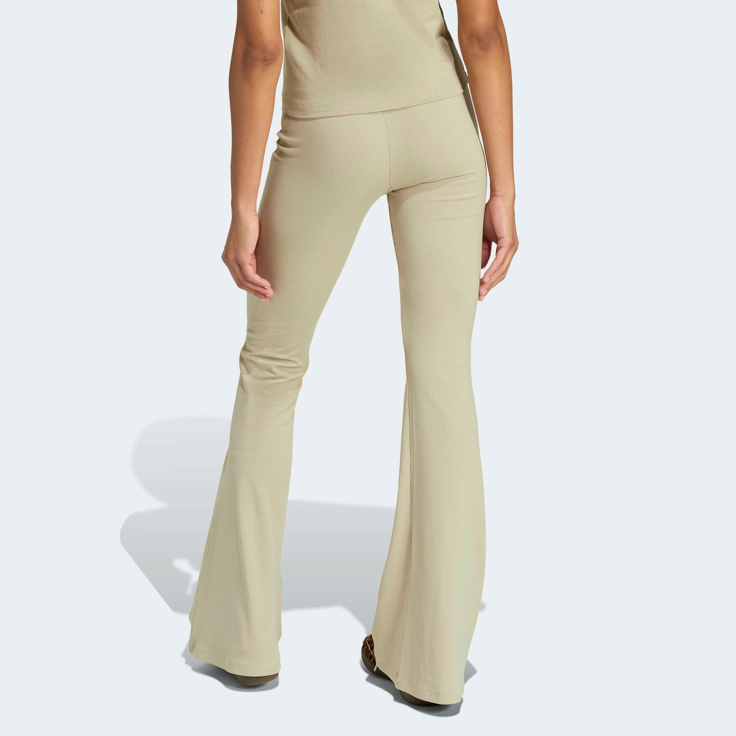 adidas Originals Leggings »ESS FL LEGGINGS«  mit ausgestelltem Bein, in Ripp-Optik, eng anliegende Passform