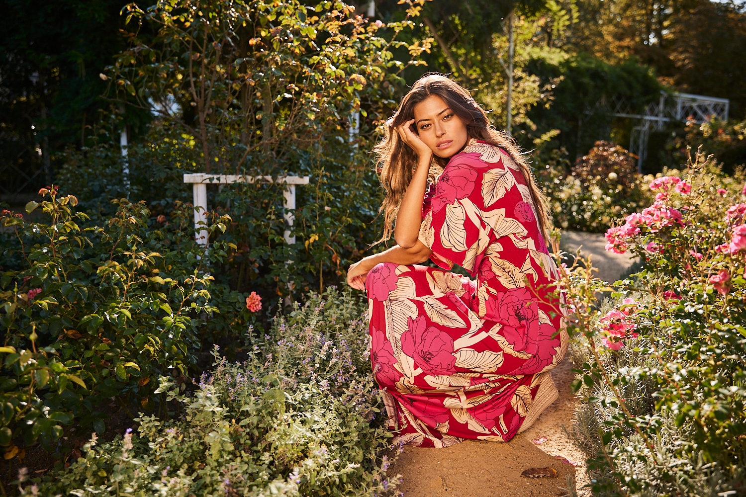 Aniston SELECTED Sommerkleid, mit großflächigem Blüten- und Blätterdruck