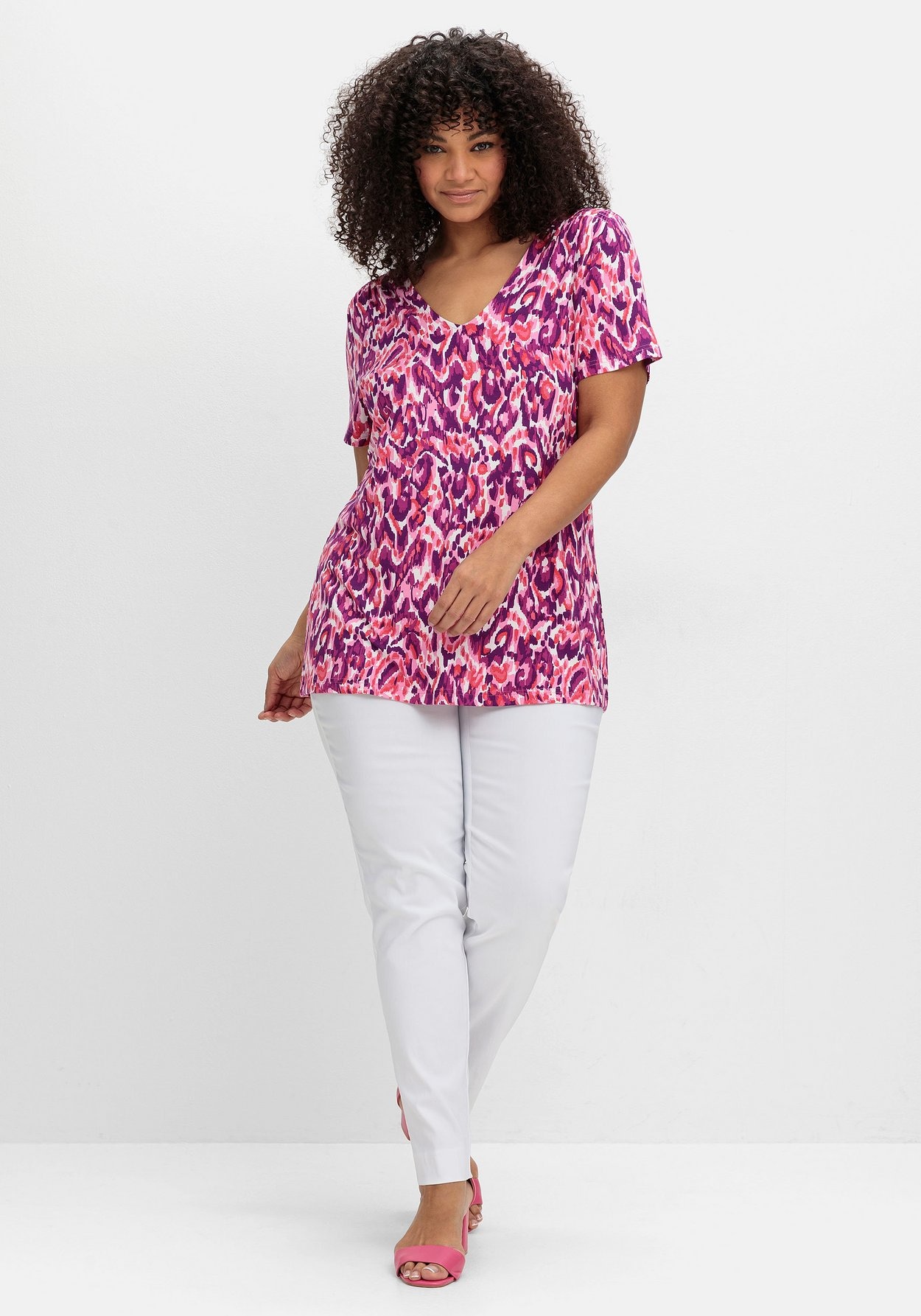 Sheego T-Shirt »Shirt mit Alloverdruck und V-Ausschnitt«