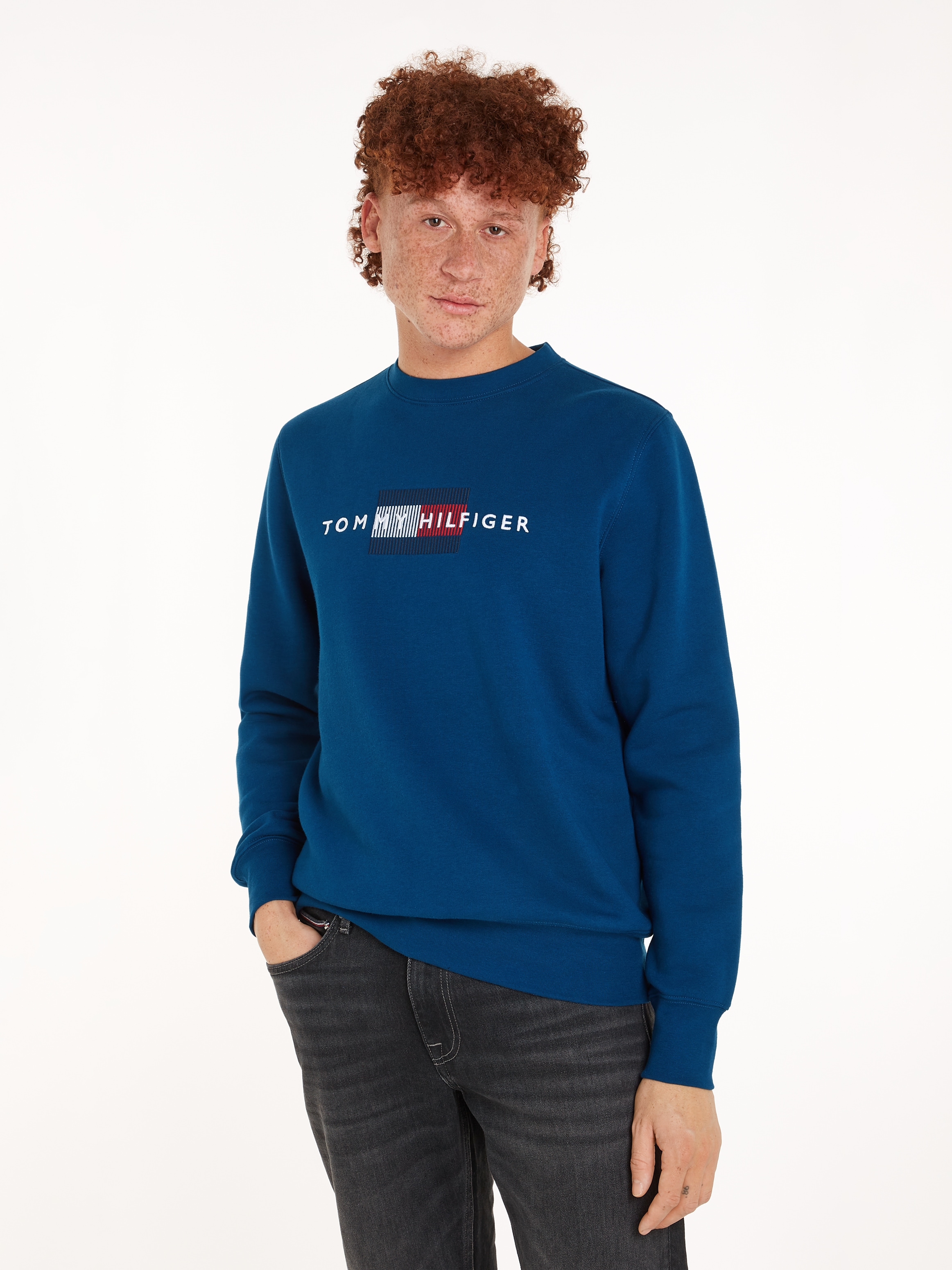 Tommy Hilfiger Sweatshirt »HILFIGER FLAG EMBRO SWEATSHIRT«, mehrfarbige Stickerei auf der Brust