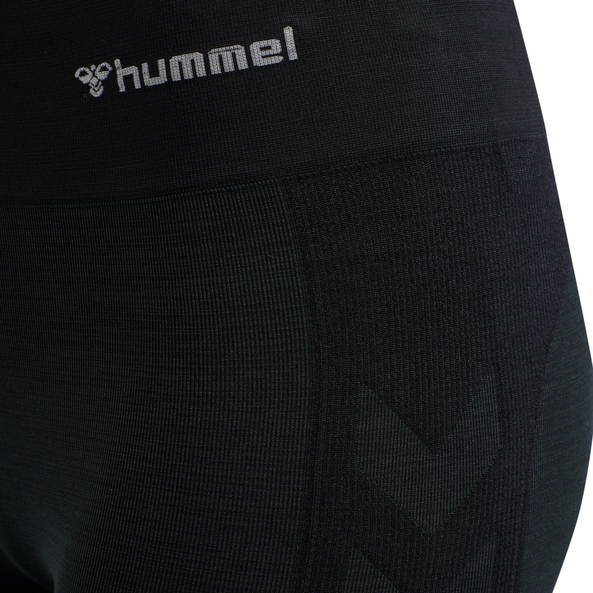 hummel Trainingsshorts »HMLCLEA SEAMLESS CYCLING SHORTS«  aus gestricktem Mesh-Material, mit BEECOOL® Technologie, dehnbar
