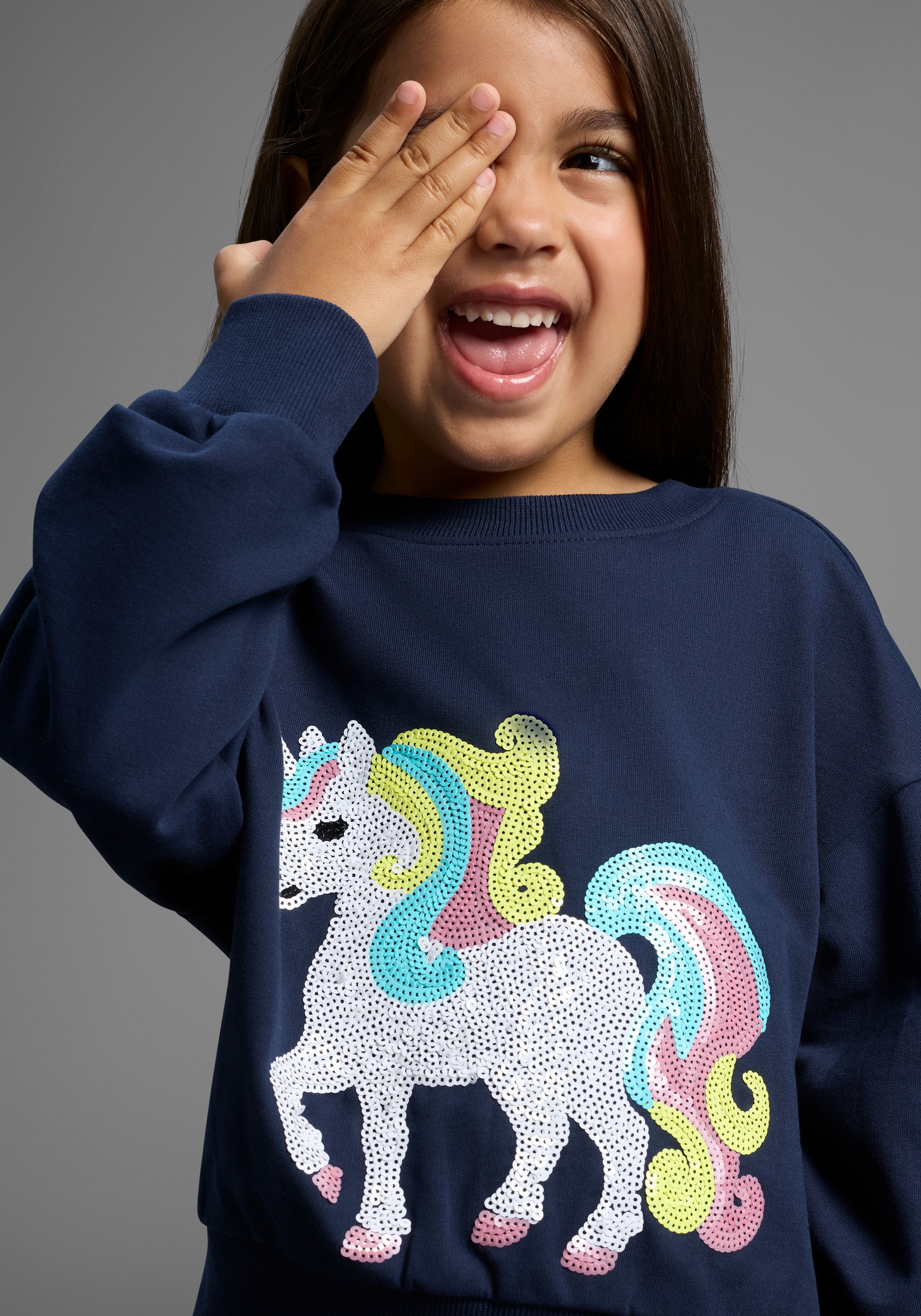 KIDSWORLD Sweatshirt »Einhorn-Applikation für kleine Mädchen«, Sweatshirt  mit schimmernden Pailletten-Applikationen

