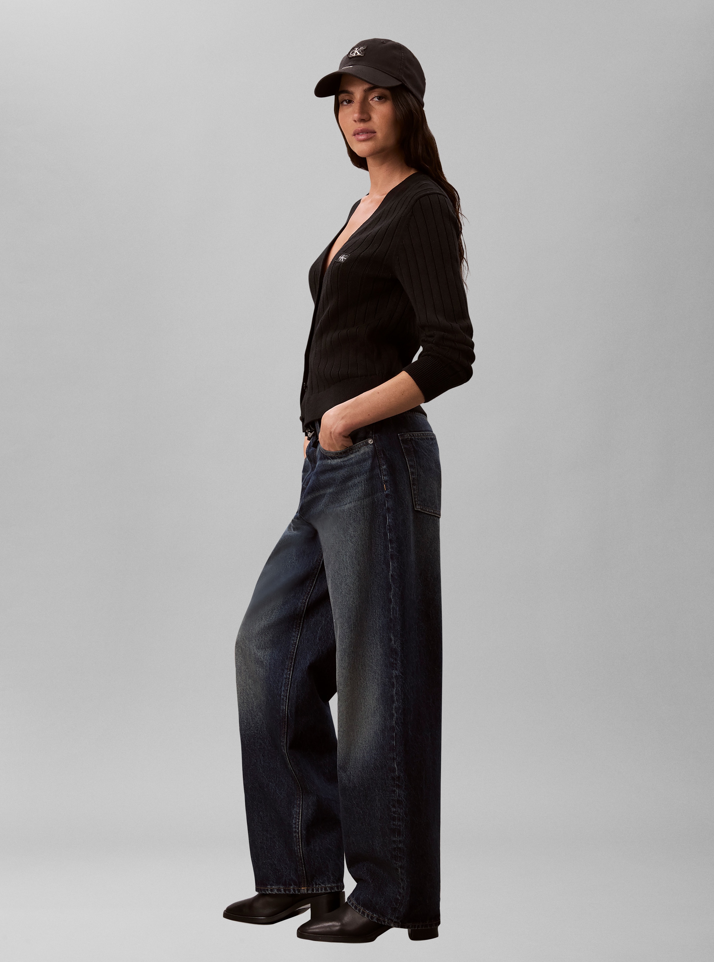 Calvin Klein Jeans V-Ausschnitt-Pullover »WOVEN LABEL CARDIGAN« Regular fit mit V-Ausschnitt