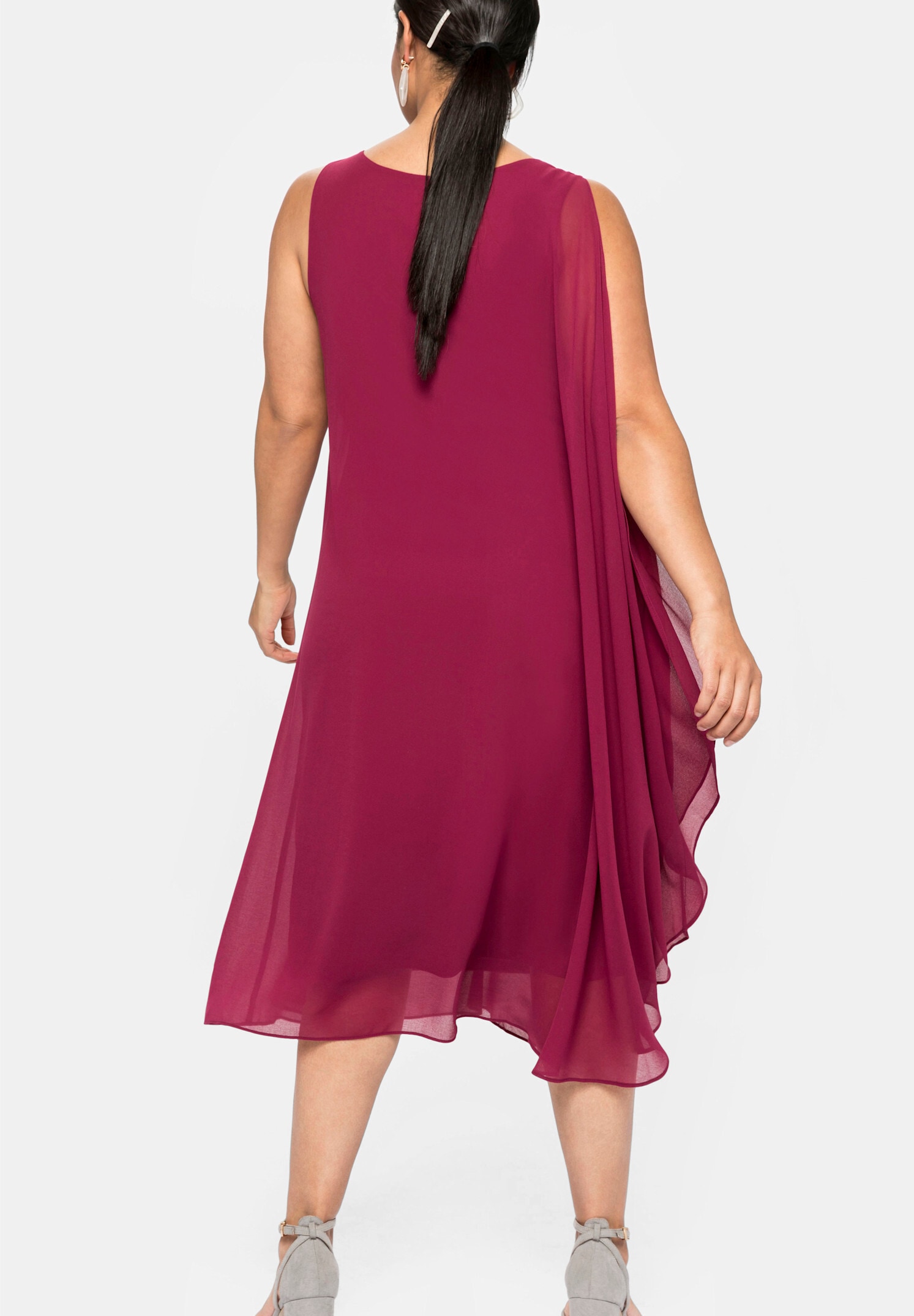 Sheego Cocktailkleid »Kleid Chiffonkleid in A-Linie, ärmellos« Ohne Taschen in figurumspielender Passform