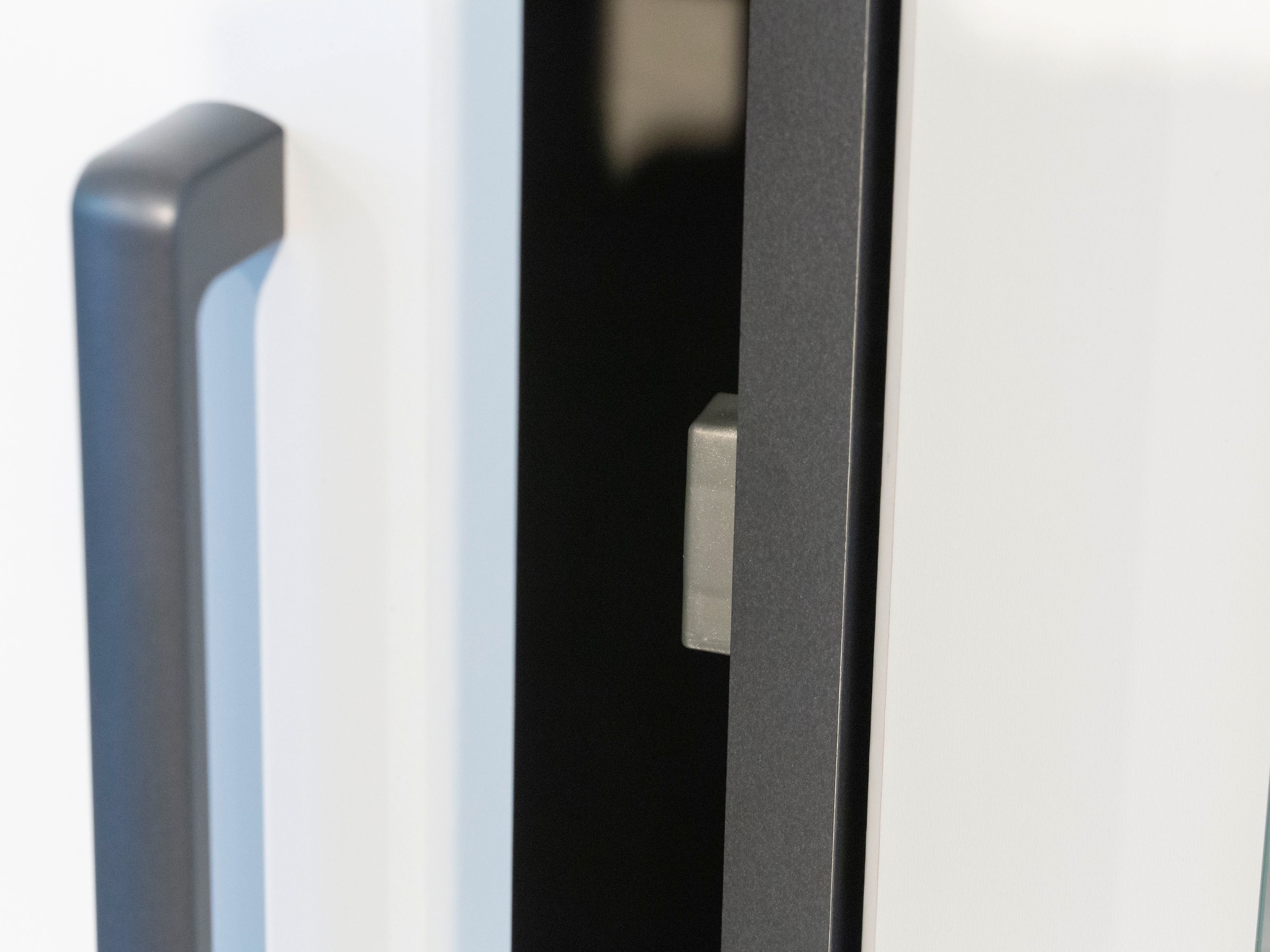 rauch Kleiderschrank »VOYAGER Otto´s Choice Garderobe Wäscheschrank TOPSELLER Schlafzimmer«, (in 3 verschiedenen Ausstattungen BASIC/CLASSIC/PREMIUM), Schrank mit modernen Griffen in viel Stauraum MADE IN GERMANY