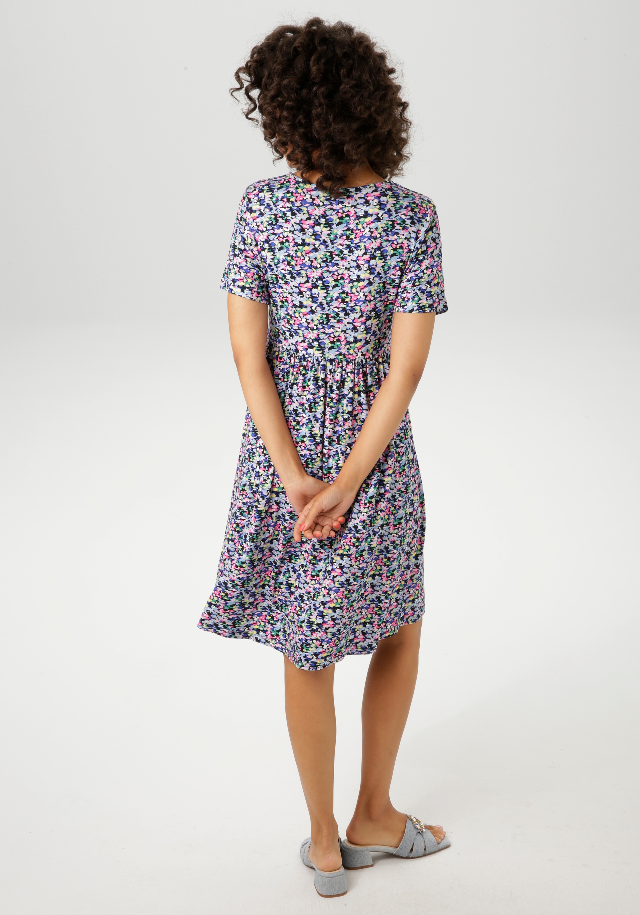 Aniston CASUAL Sommerkleid, mit farbenfrohen, grafischen Blümchen bedruckt - NEUE KOLLEKTION