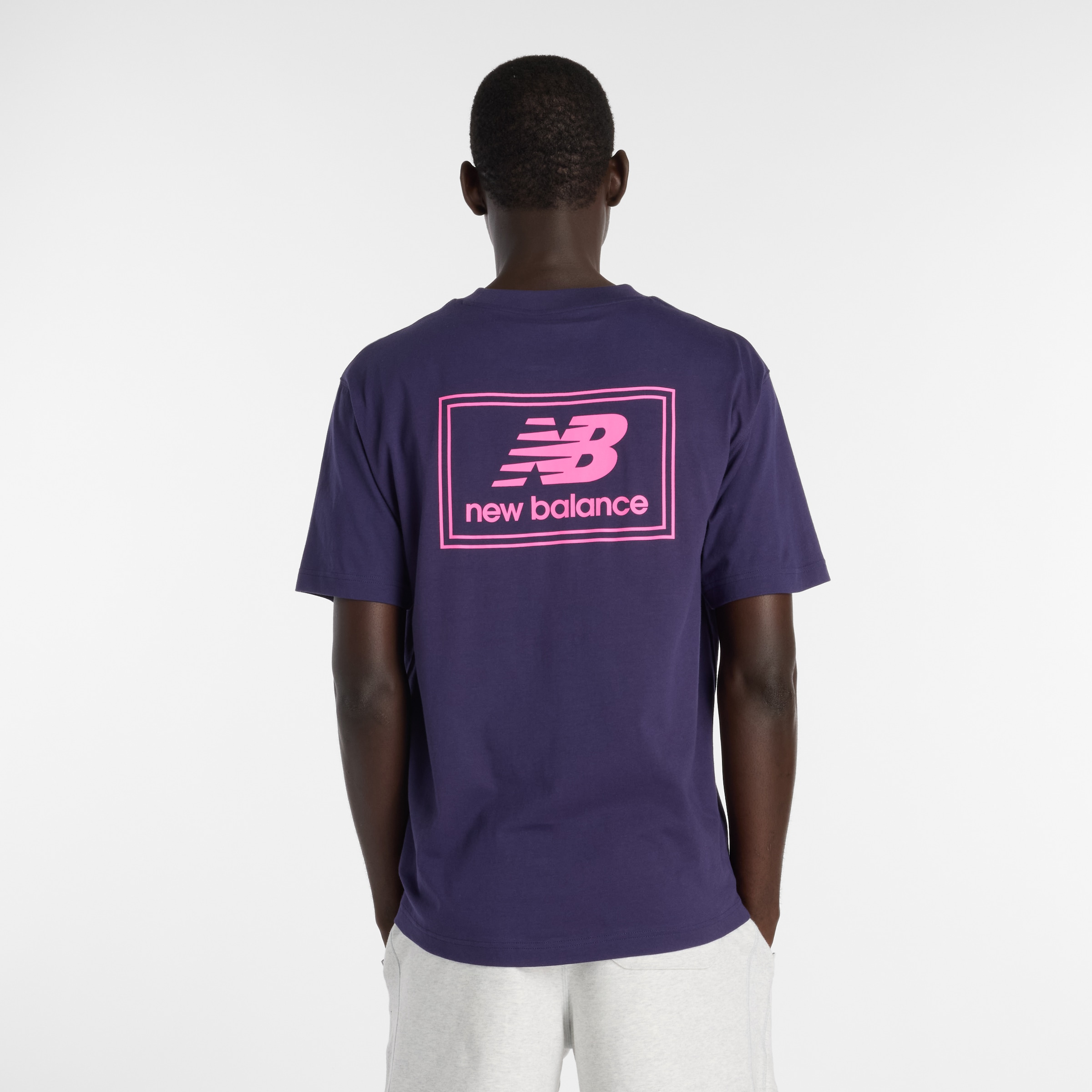 New Balance T-Shirt »WOVEN LABEL T-SHIRT« aus Baumwolle, auch in großen Größen