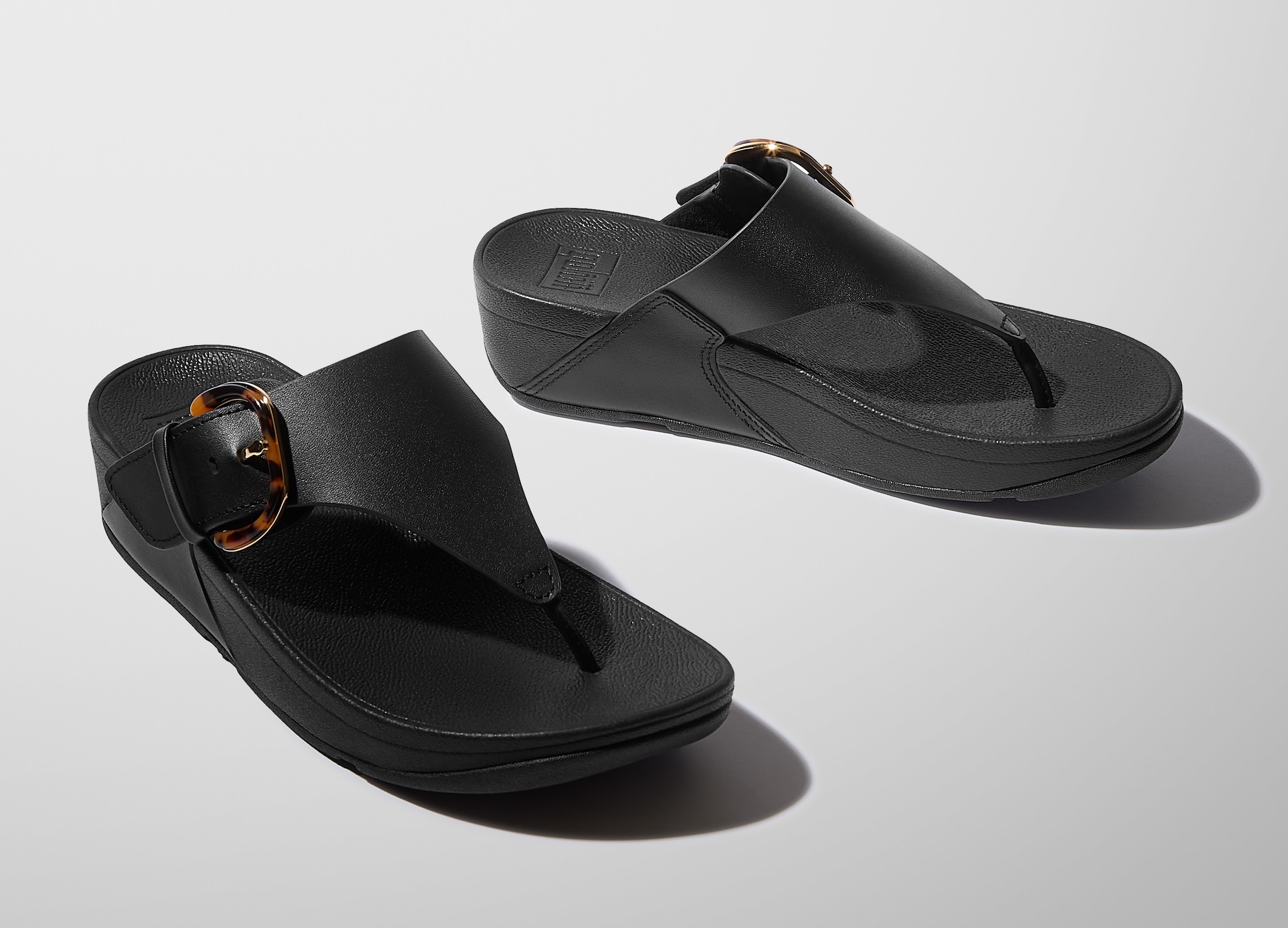 Fitflop Zehentrenner »LULU RESIN-BUCKLE LEATHER TOE-POST SANDALS«, Pantolette, Slides, Flats mit verstellbarer Schnalle