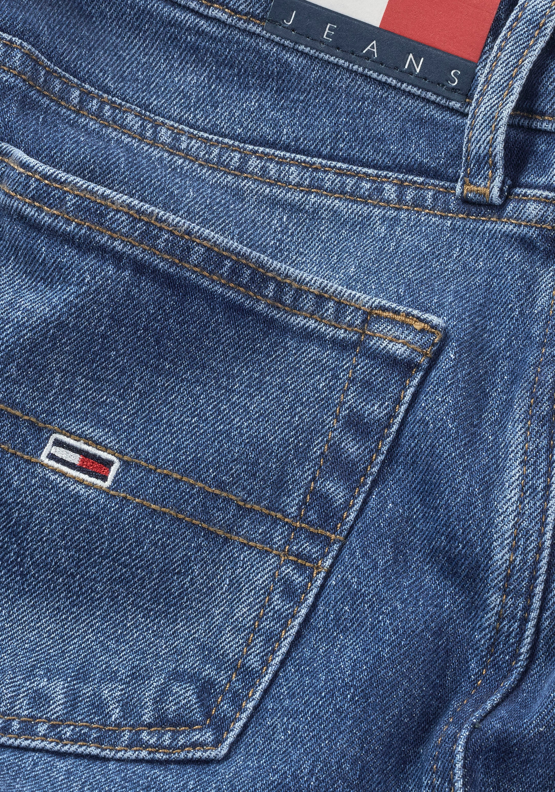 Tommy Jeans Loose-fit-Jeans »Betsy Mid Rise«, mit Logo-Badge