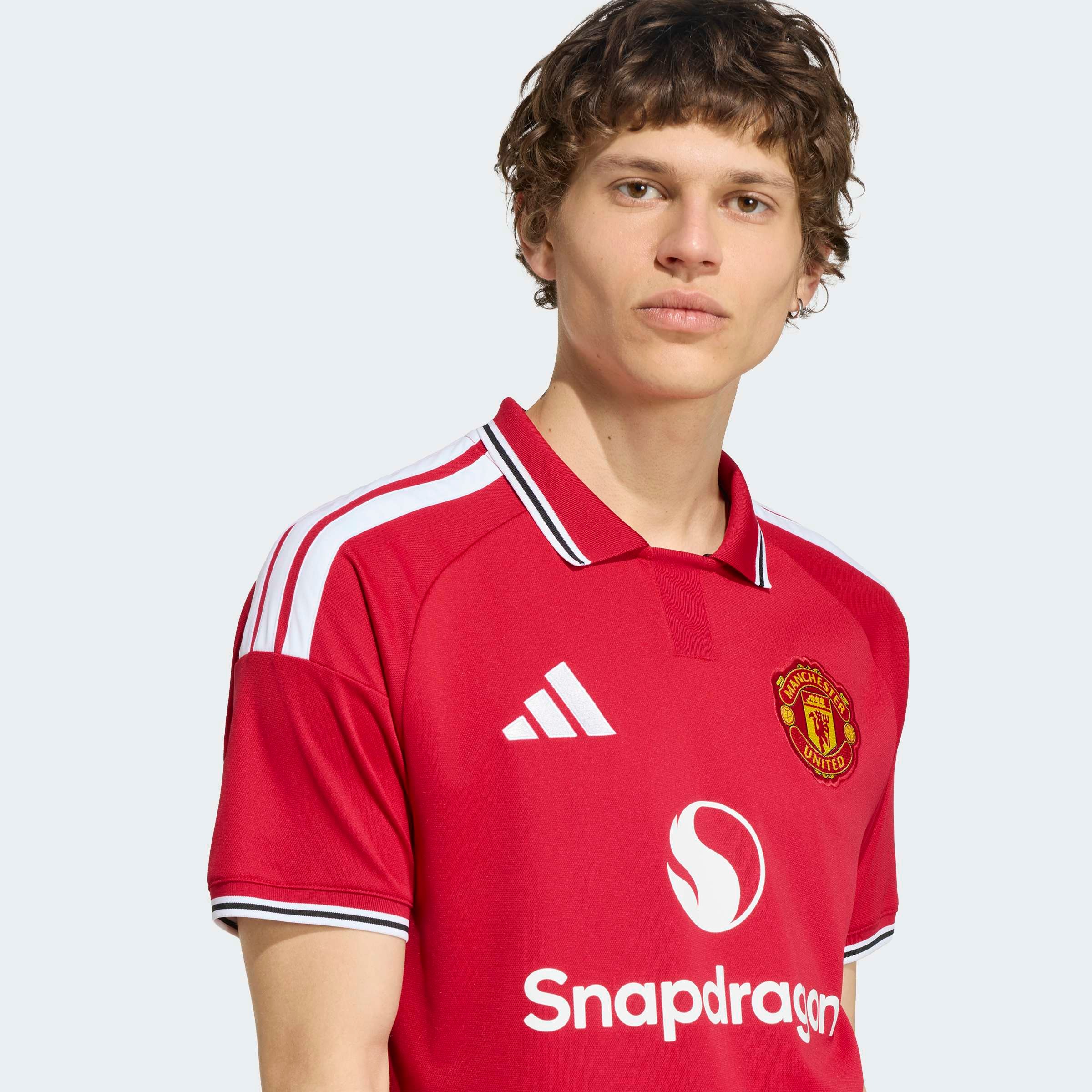 adidas Performance Fußballtrikot »MUFC H JSY« mit schmaler Passform, mit gestreiftem Kragen und Bündchen