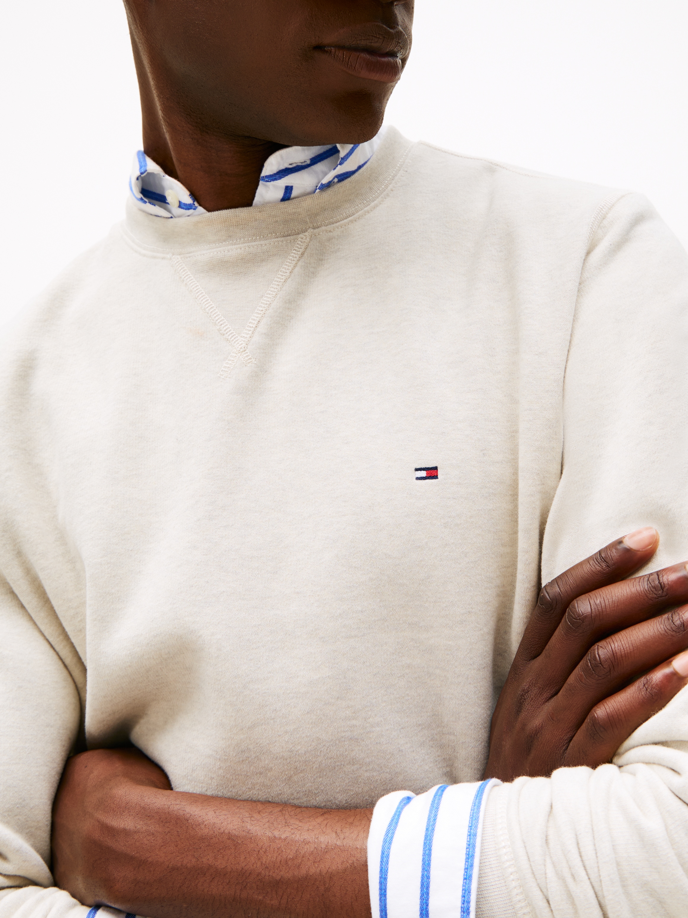 Tommy Hilfiger Sweatshirt »ESS SEASONAL FLEECE CREWNECK«, mit Logostickerei