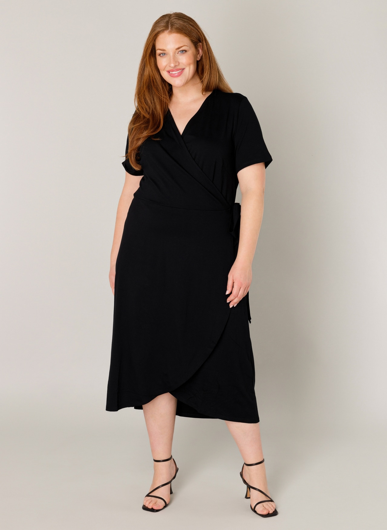 Base Level Curvy Wickelkleid »Abbie«, Weich fließende Viskose-Mischqualität