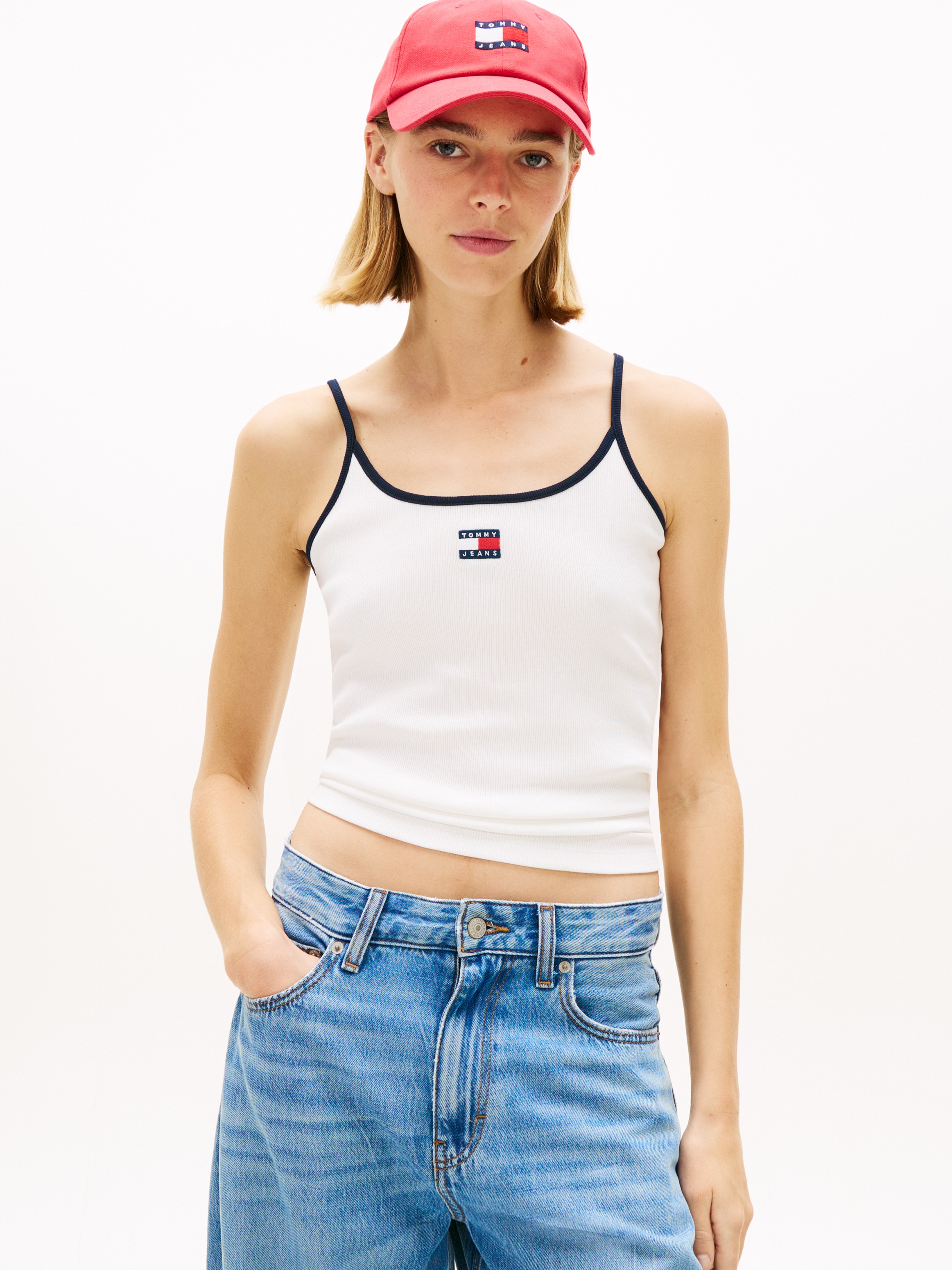 Tommy Jeans T-Shirt »TJW SLIM BADGE STRAPPY TOP« mit den auffälligen Kontrastdetails