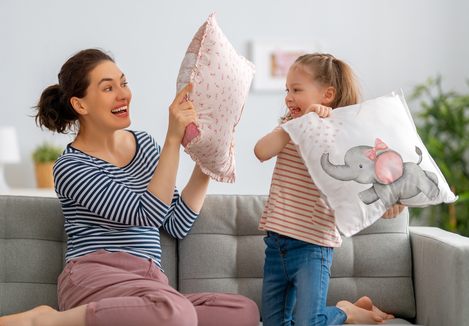 queence Dekokissen »Rosa Elefantenbaby«, Kissenhülle mit HD Premium Druck, geruchsneutral, 40x40cm
