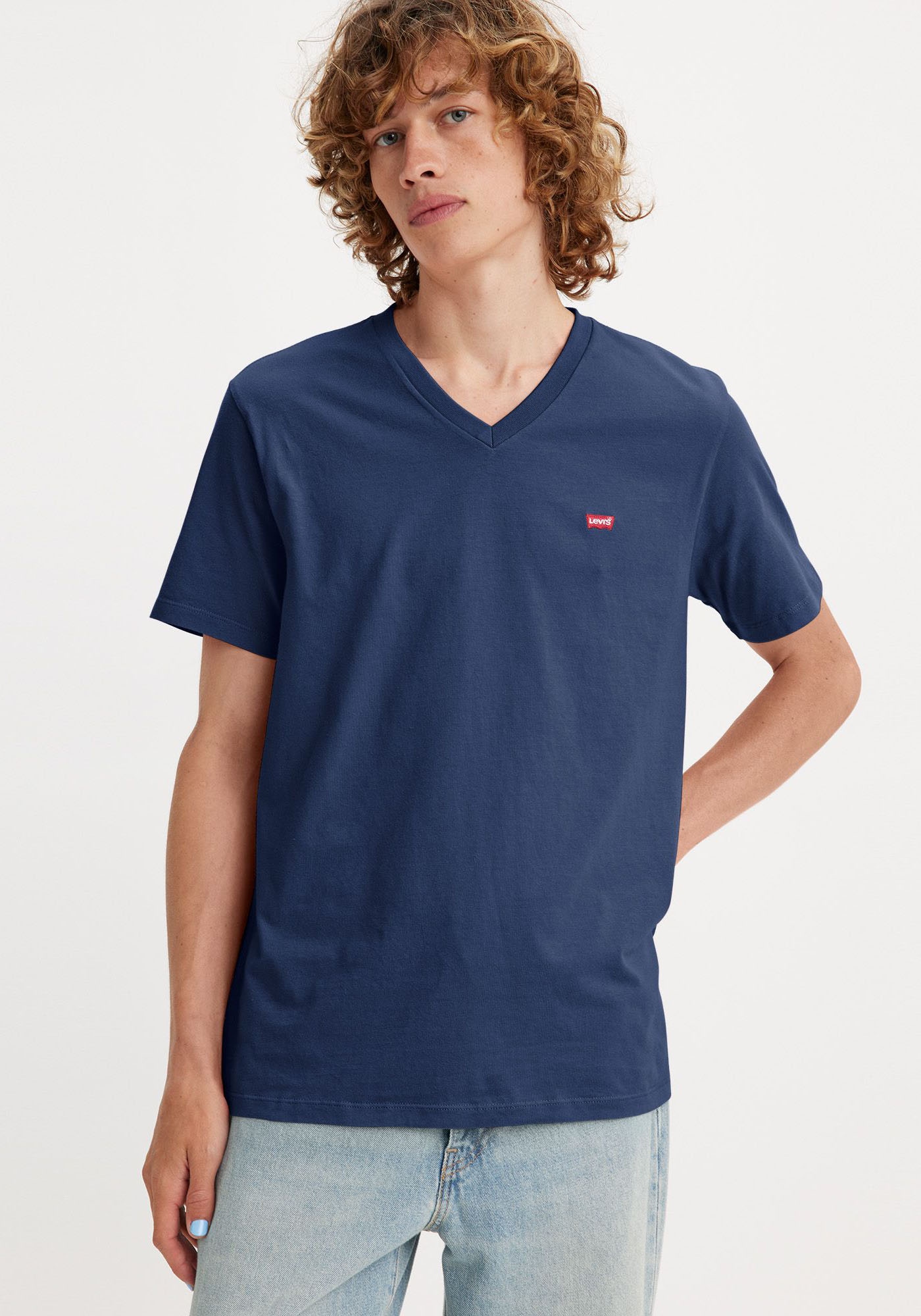Levi's® V-Shirt »LE ORIGINAL HM VNECK« mit Logostickerei