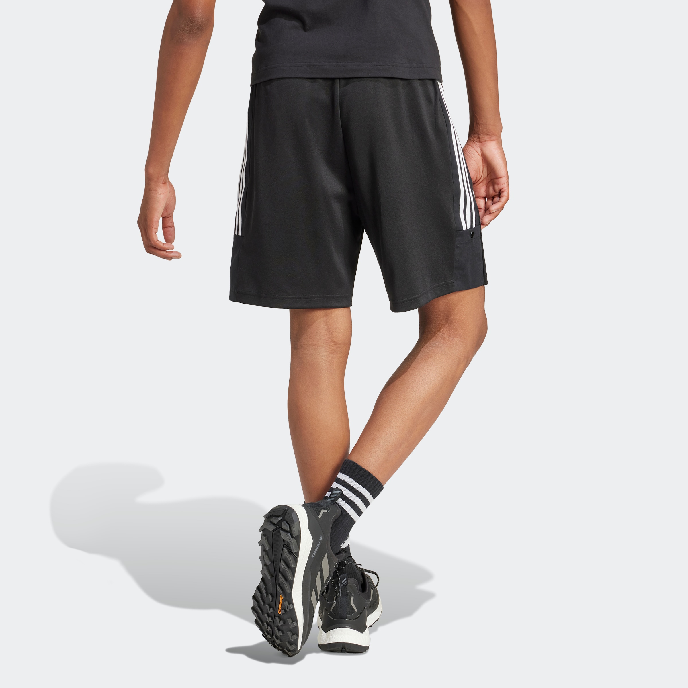 adidas Sportswear Shorts »M TIRO SHO Q1«, (1 tlg.), Trainingsshorts mit Logo, Druckknopftasche