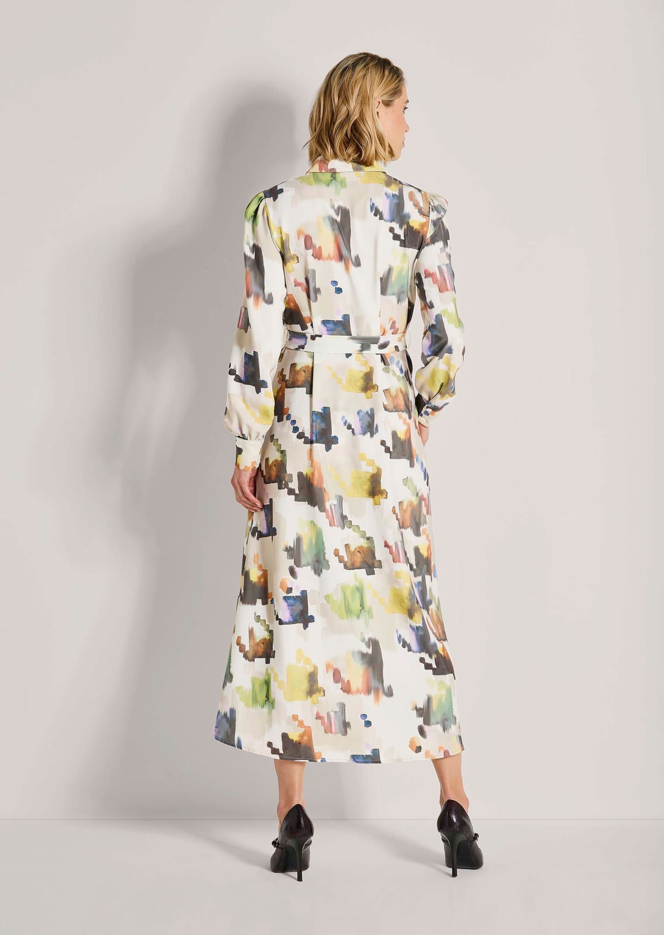 MADELEINE Sommerkleid »Kleid Modernes Hemdblusenkleid mit Taillengürtel« Kontraststarker Allover-Print