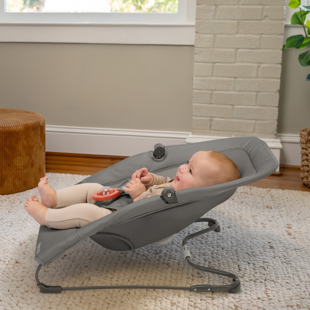 ingenuity Babywippe »Stow & Go™ Compact Folding Bouncer« bis 9 kg mit Vibration