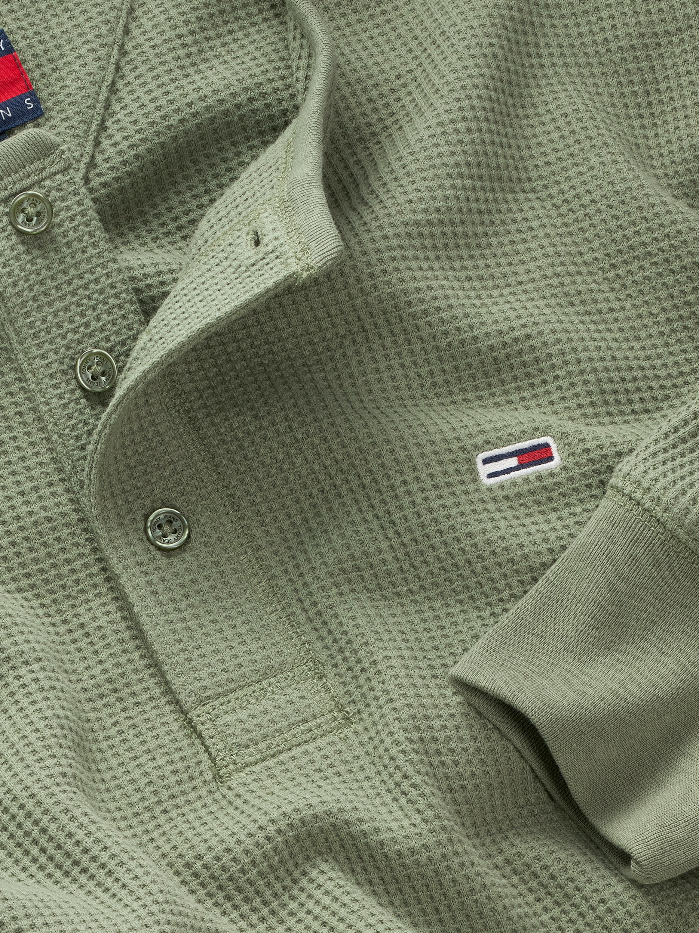 Tommy Jeans Henleyshirt »TJM REG WAFFLE HENLEY LS TEE«, mit leichter Struktur